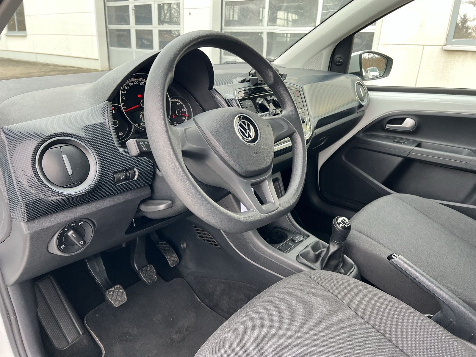 Fahrzeugabbildung Volkswagen up! 1.0 move up! 5-TÜREN KLIMA DAB+