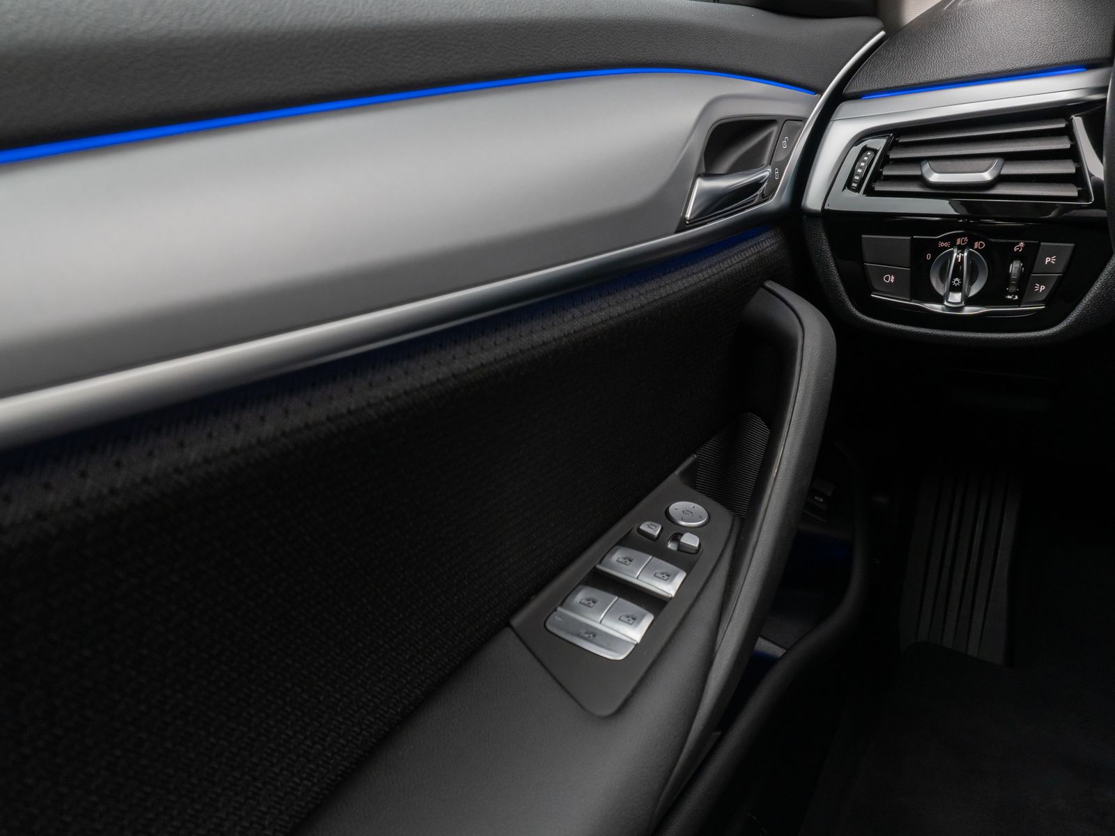 Fahrzeugabbildung BMW 520d Kamera HiFi HUD DAB WLAN Komfort Alarm AHK