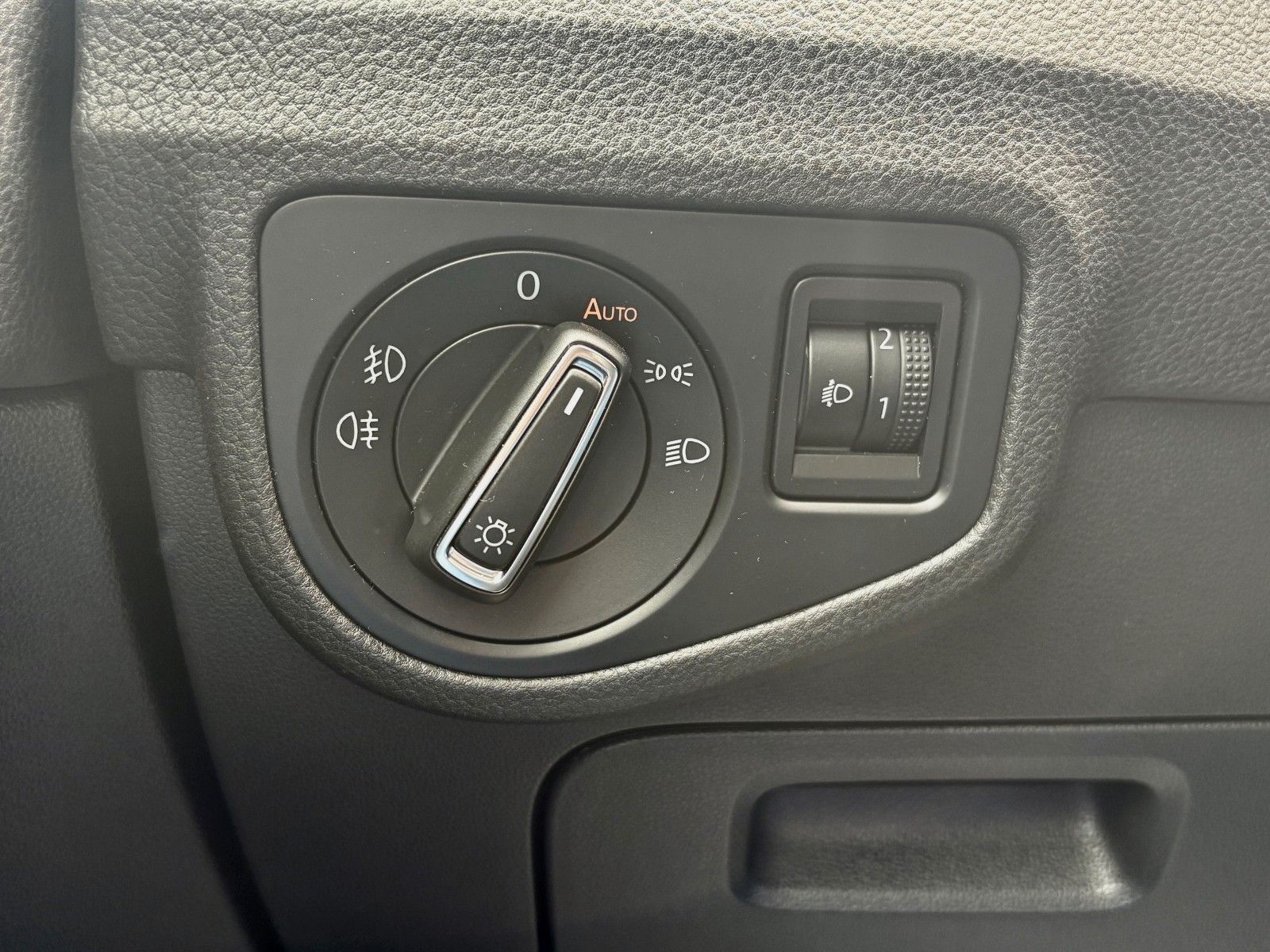 Fahrzeugabbildung Volkswagen Golf Sportsvan VII 1.6 TDI Lounge Navi PDC SHZ