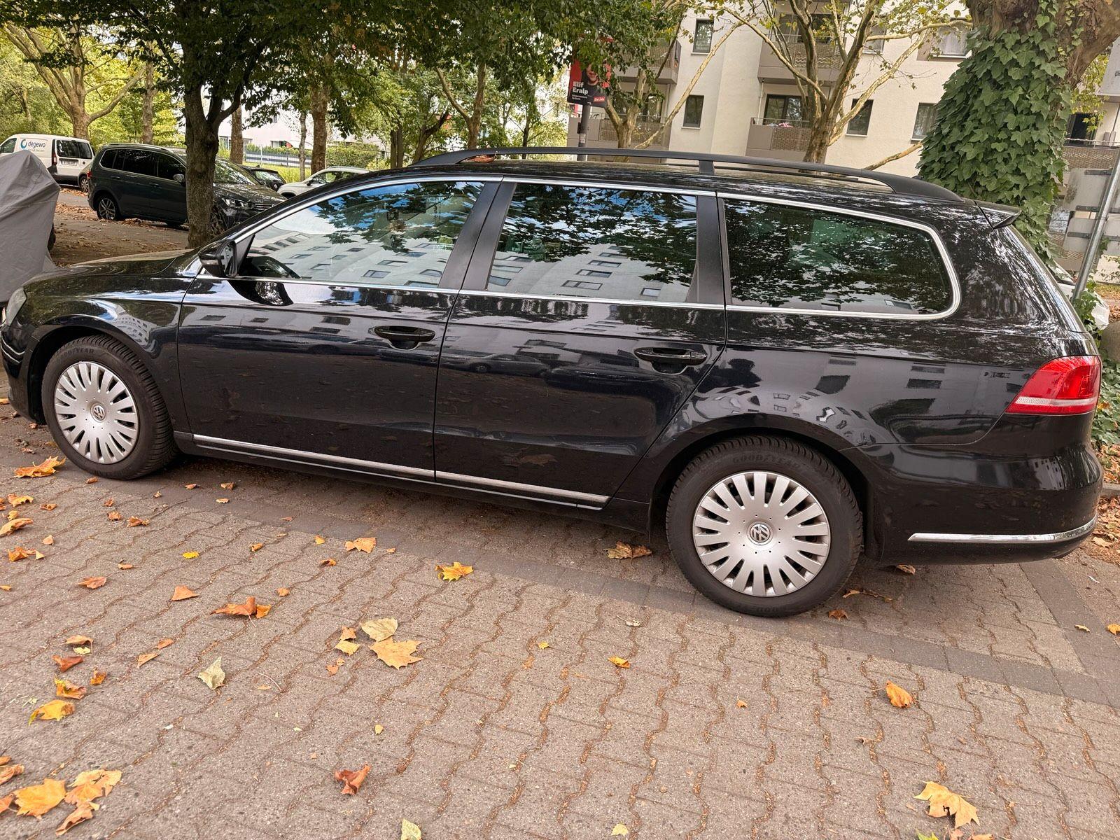 Volkswagen Passat 2011 — rear view