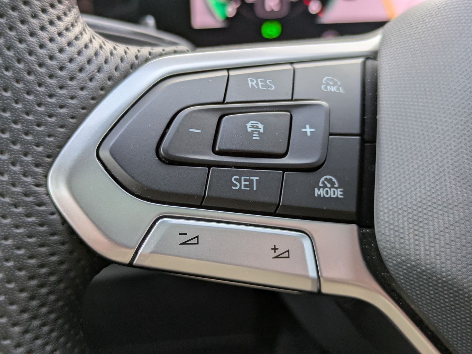 Fahrzeugabbildung Volkswagen Tiguan 2.0 TDI 4M R-Line PANO*H&K*AHK*MATRIX*20"