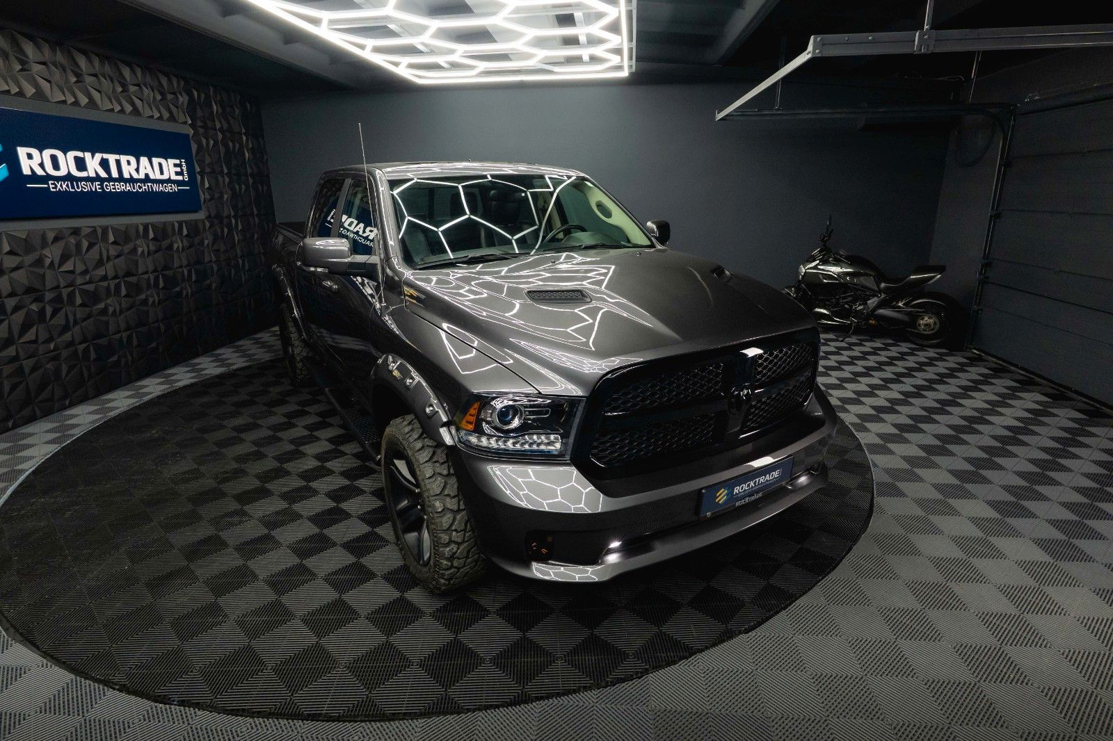 Fahrzeugabbildung Dodge RAM 5.7 V8 HEMI 4x4 Sport OFFROAD NightPaket 19%