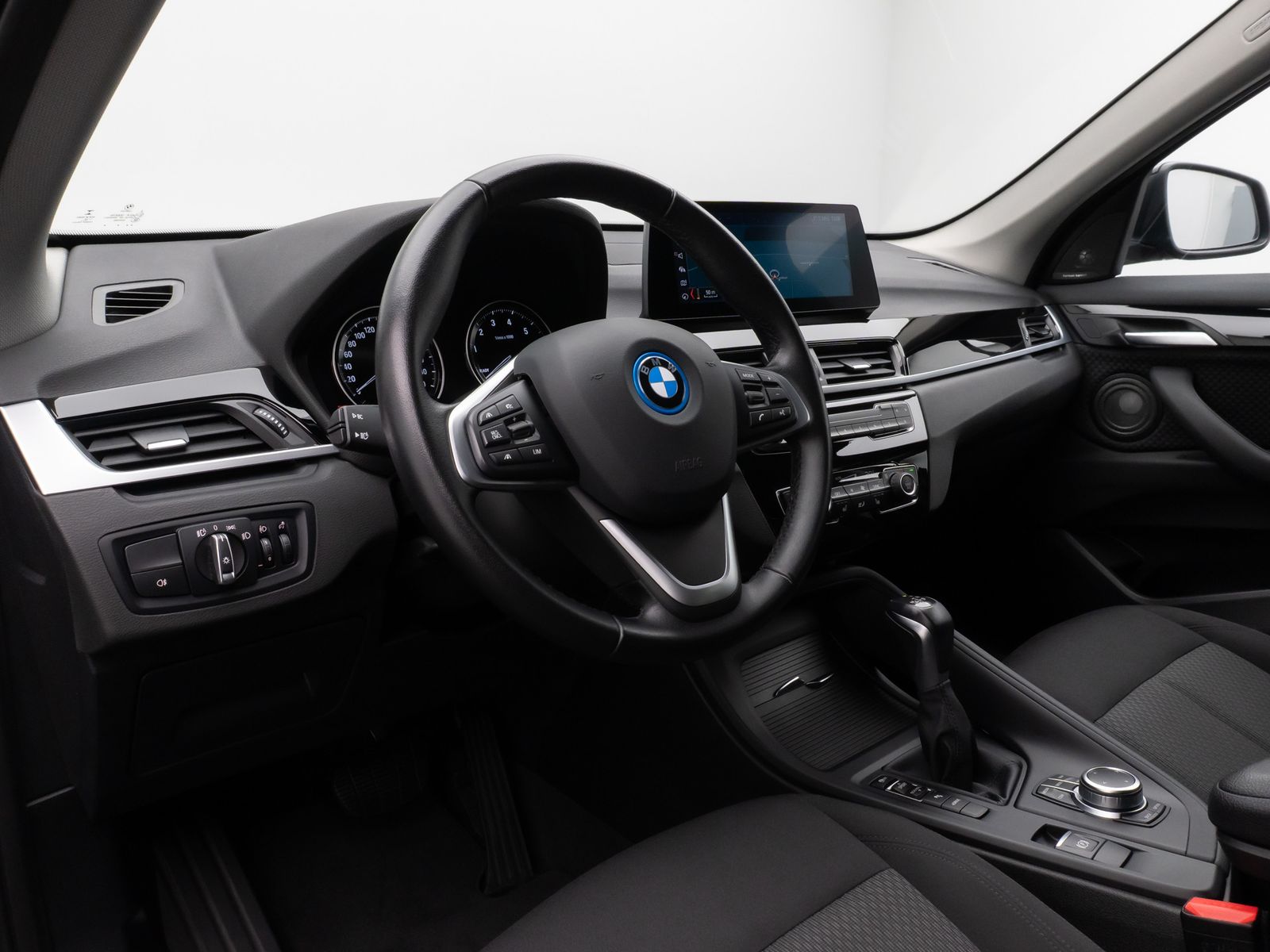 Fahrzeugabbildung BMW X1 xD25e AHK Navi+ HUD DAB H/K Komfort Sport LED