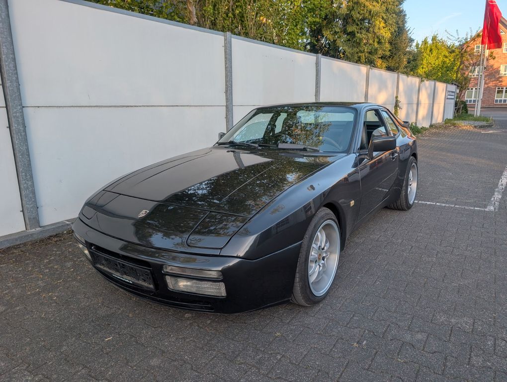 Porsche 944