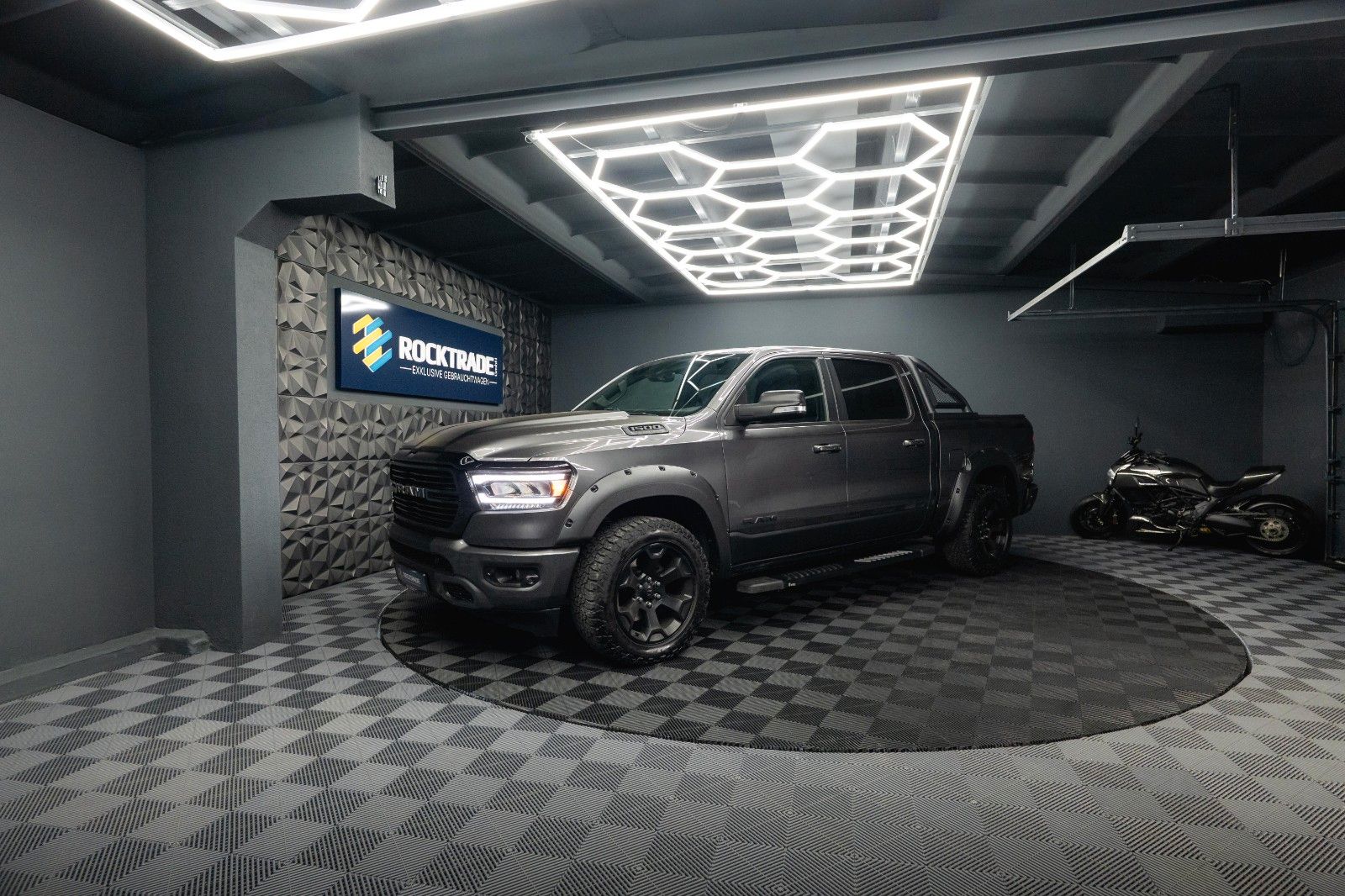 Fahrzeugabbildung Dodge RAM 5.7 V8 HEMI 4x4 OFFROAD NIGHT-Edition LED