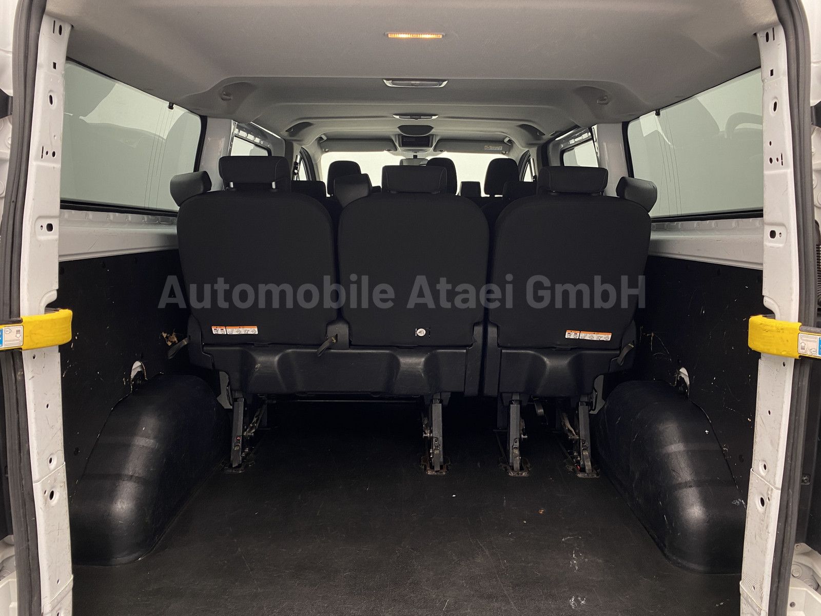 Fahrzeugabbildung Ford Transit Custom 340 L2 *9-Sitzer* AHK 2,4t 0963