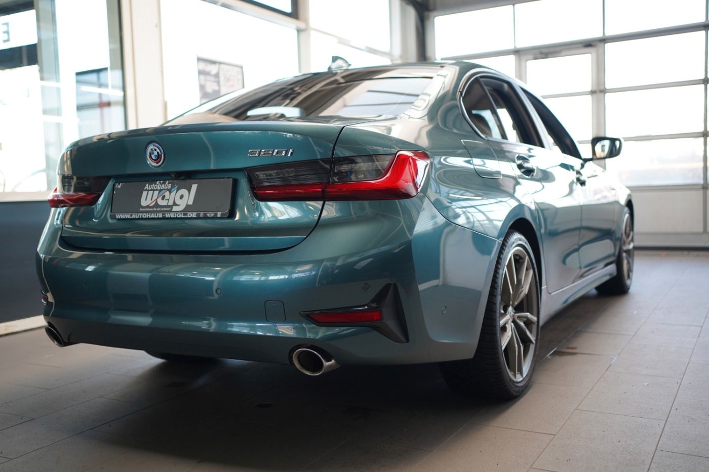 Fahrzeugabbildung BMW 320i Advantage Head Up+Parking u. Driving Ass.++