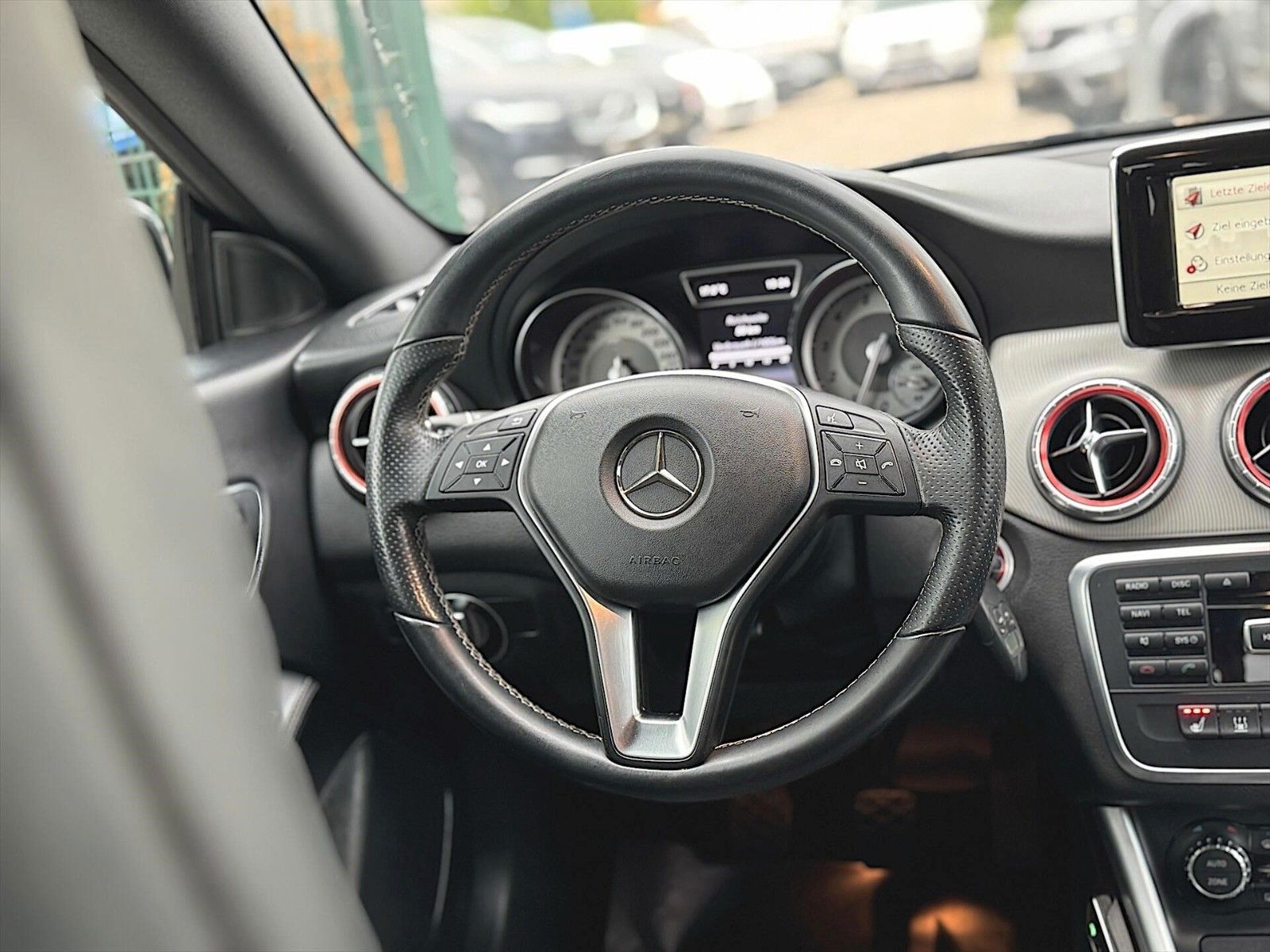 Fahrzeugabbildung Mercedes-Benz CLA 200 AMG Night-Paket *LED*Kamera*Navi*Memory*
