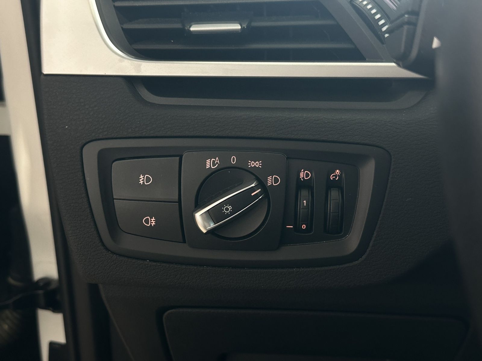 BMW X1 18d Advantage sDrive Navi R.Cam AHK LED SHZ foto 20