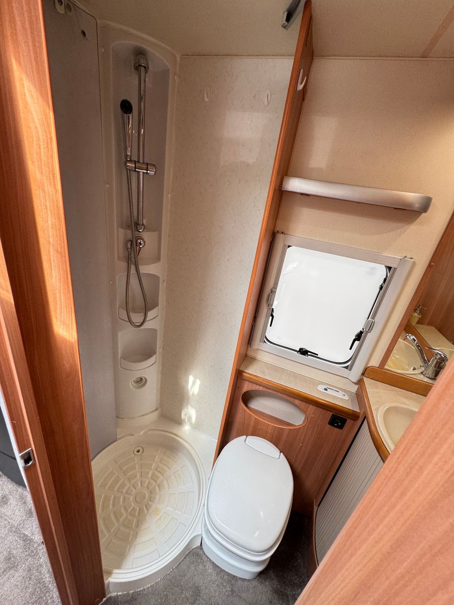 Fahrzeugabbildung Hobby 545 KMF DE LUXE SAT TV MOVER RUNDSITZGRUPPE