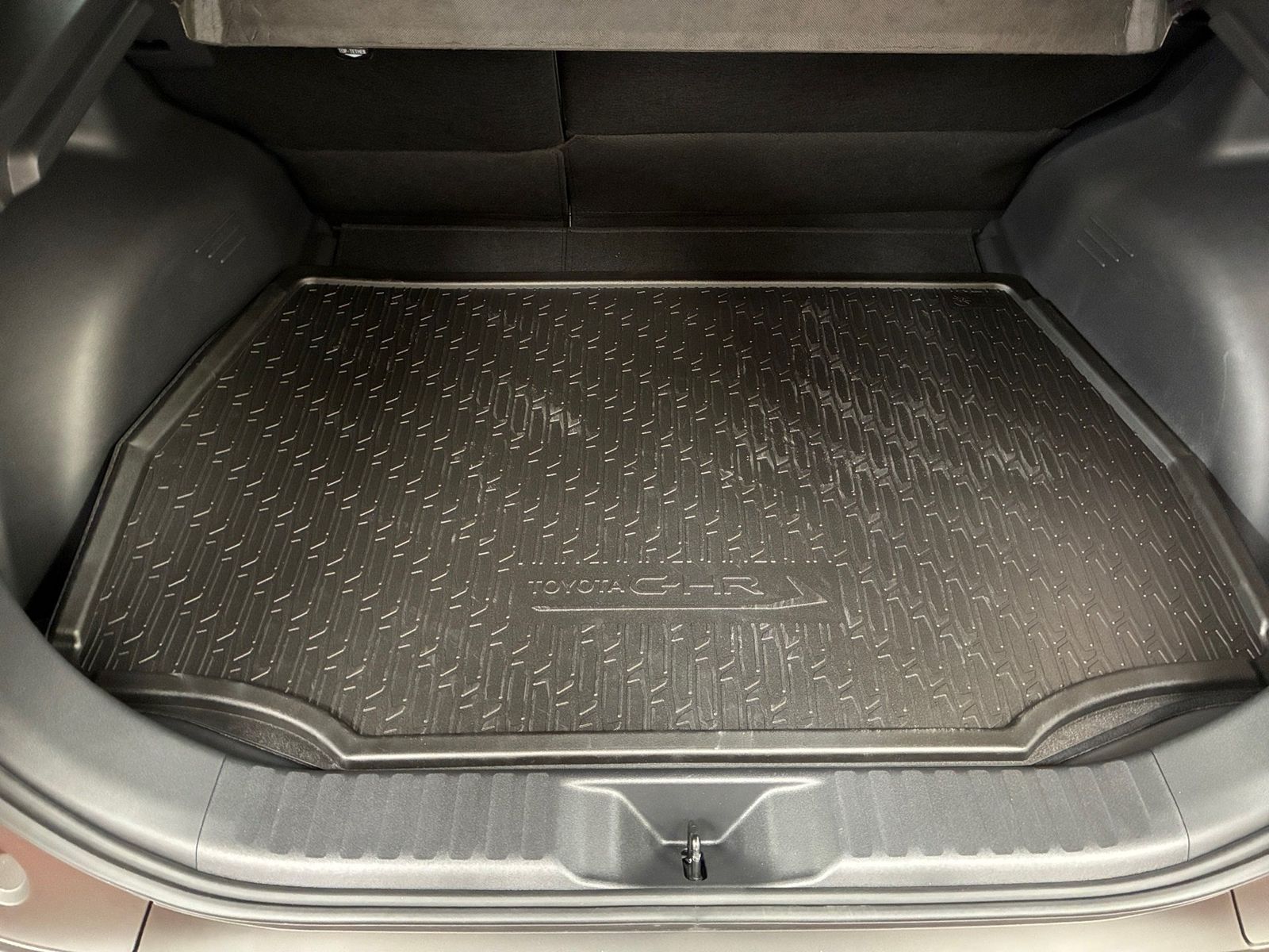 Fahrzeugabbildung Toyota C-HR+ Lounge 4x4 AWD 77KW, 360,Navi,SHZ,el.Heck