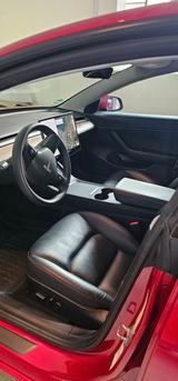 Tesla Model 3 Allradantrieb mit Dualmotor Performa... - rote Tesla Model 3