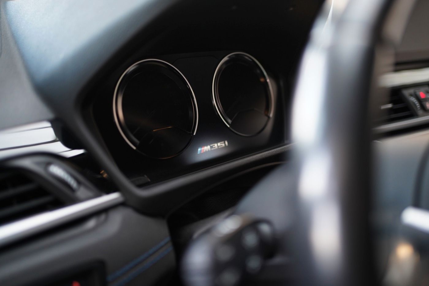 Fahrzeugabbildung BMW X2 M35i M Sport +Glasdach+HeadUp+Parkassist+Navi