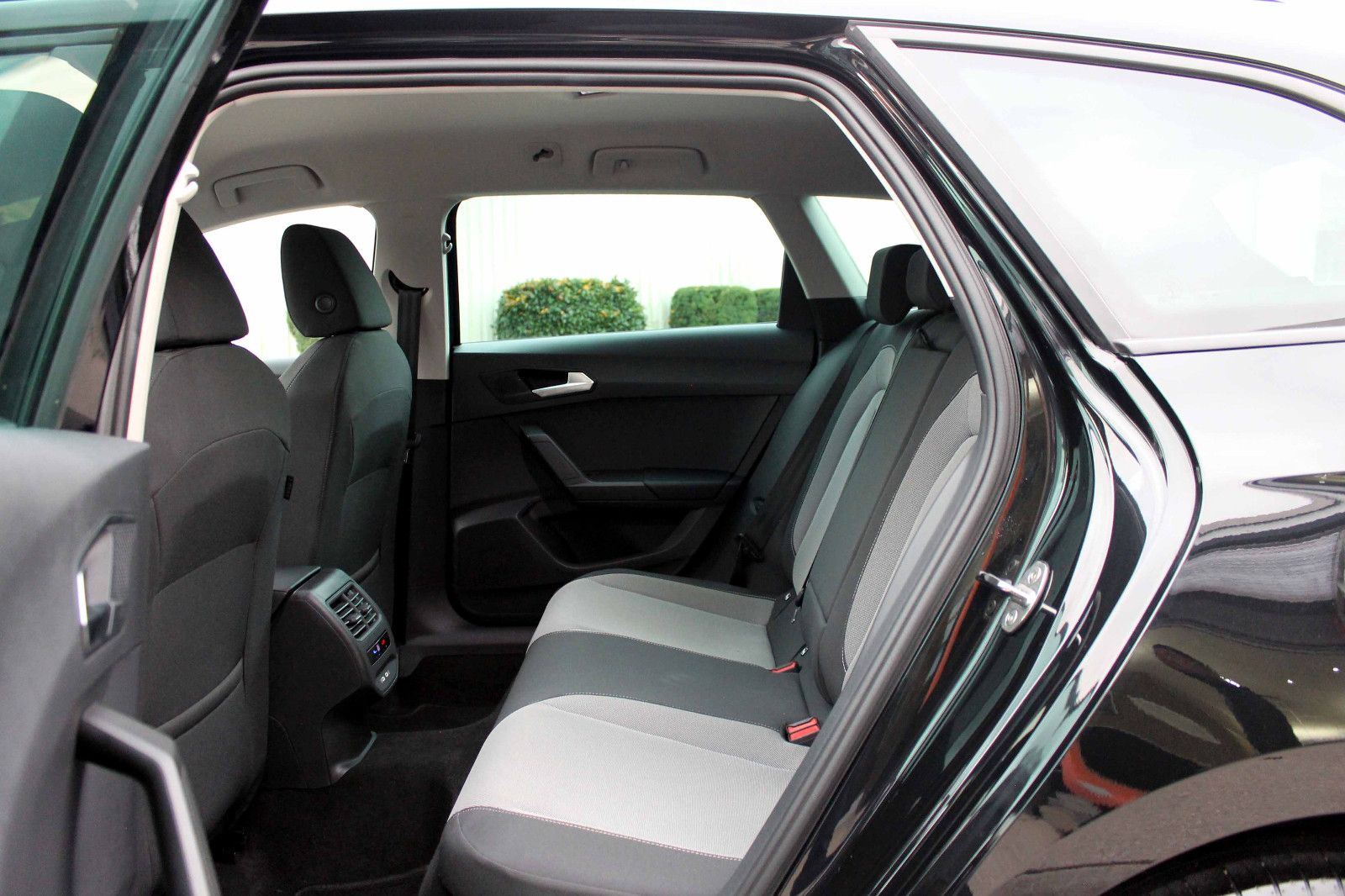 Fahrzeugabbildung SEAT Leon 2.0TDI DSG Sportstourer Style LED ACC KAM