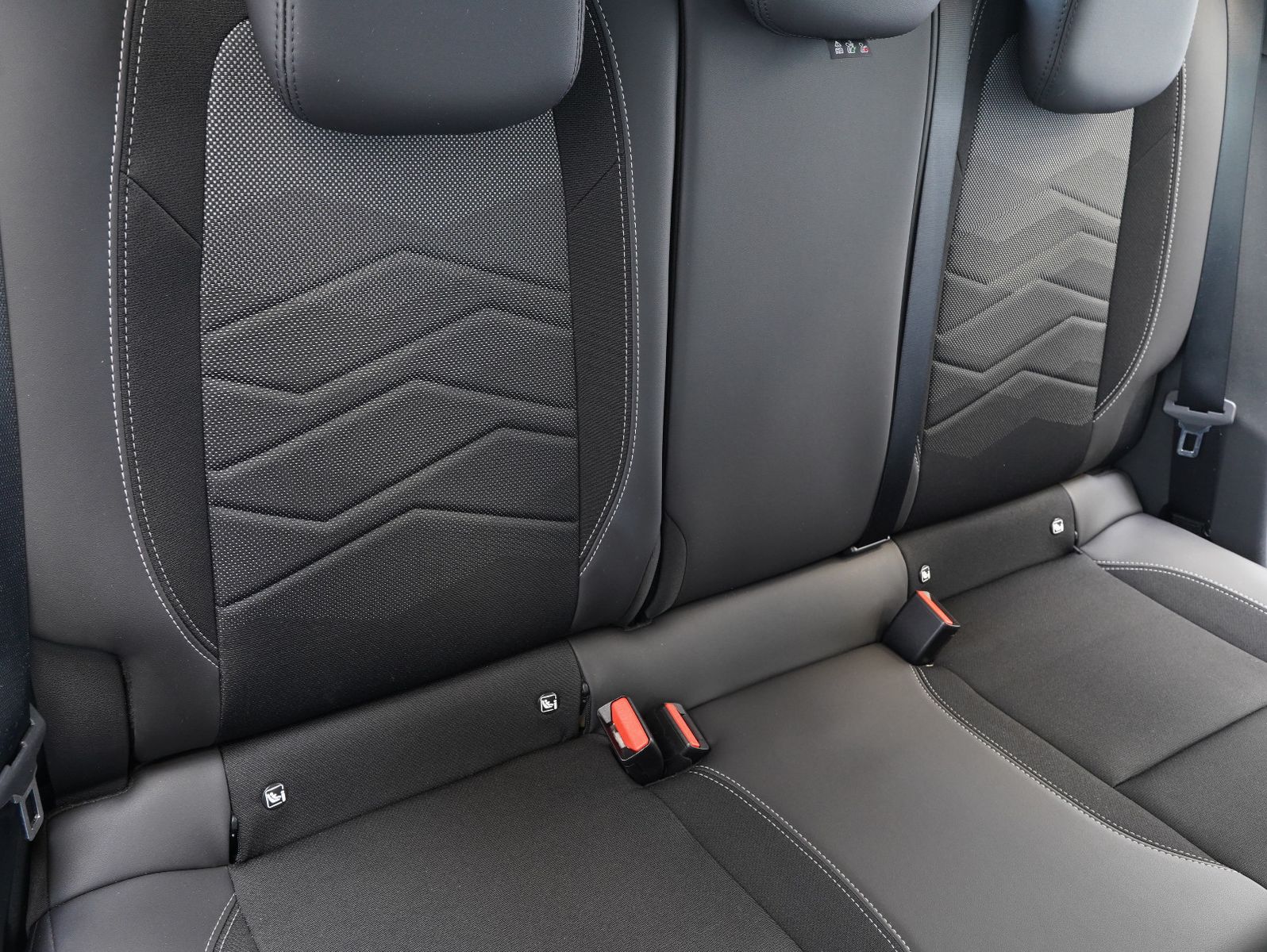 Fahrzeugabbildung Jeep Avenger 1.2 T-GDI Altitude LED/ACC/CAM/CARPLAY