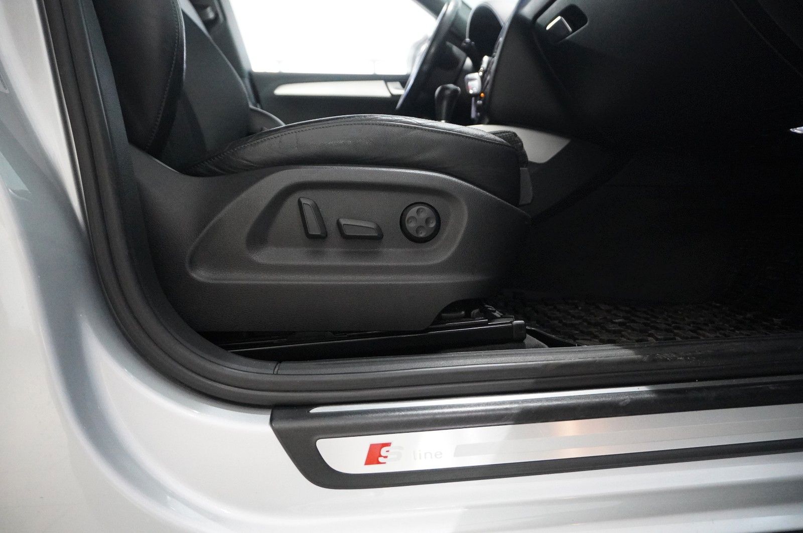 Fahrzeugabbildung Audi Q5 3.0 TDI V6 S-LINE QUATTRO NAVI/BI-XENON/SPORT