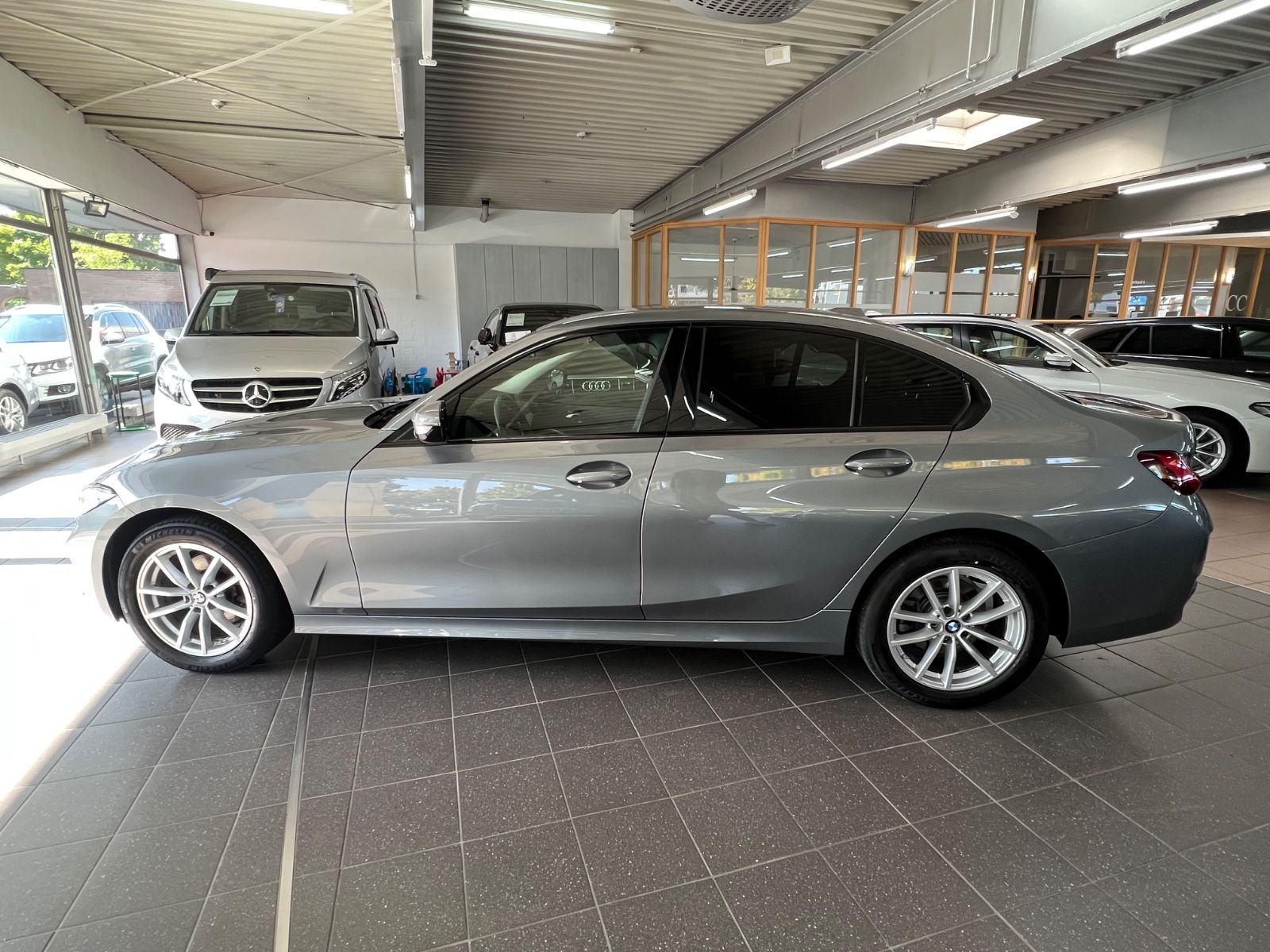 BMW 320d Lim. x Drive AHK+Driving Assist foto 6