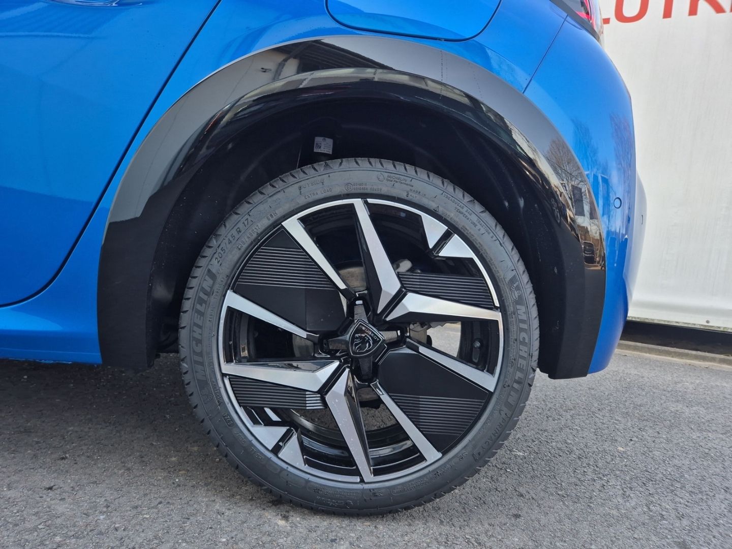 Fahrzeugabbildung Peugeot 208 Hybrid 1.2 GT 136 e-DSC6 Panorama Navi ACC