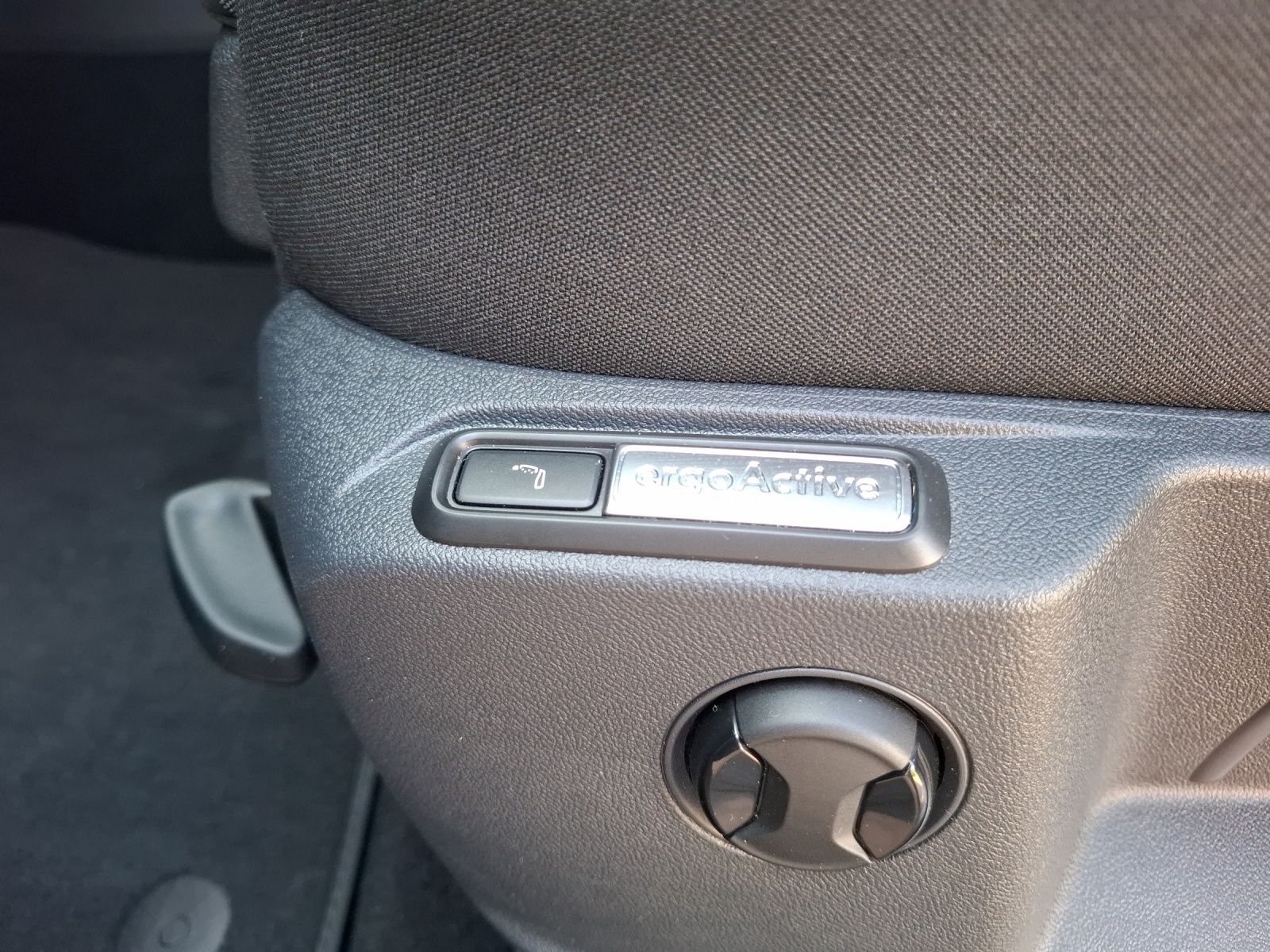 Fahrzeugabbildung Volkswagen T-Roc TDI Style LED Navi AID ACC Park-Assist SH