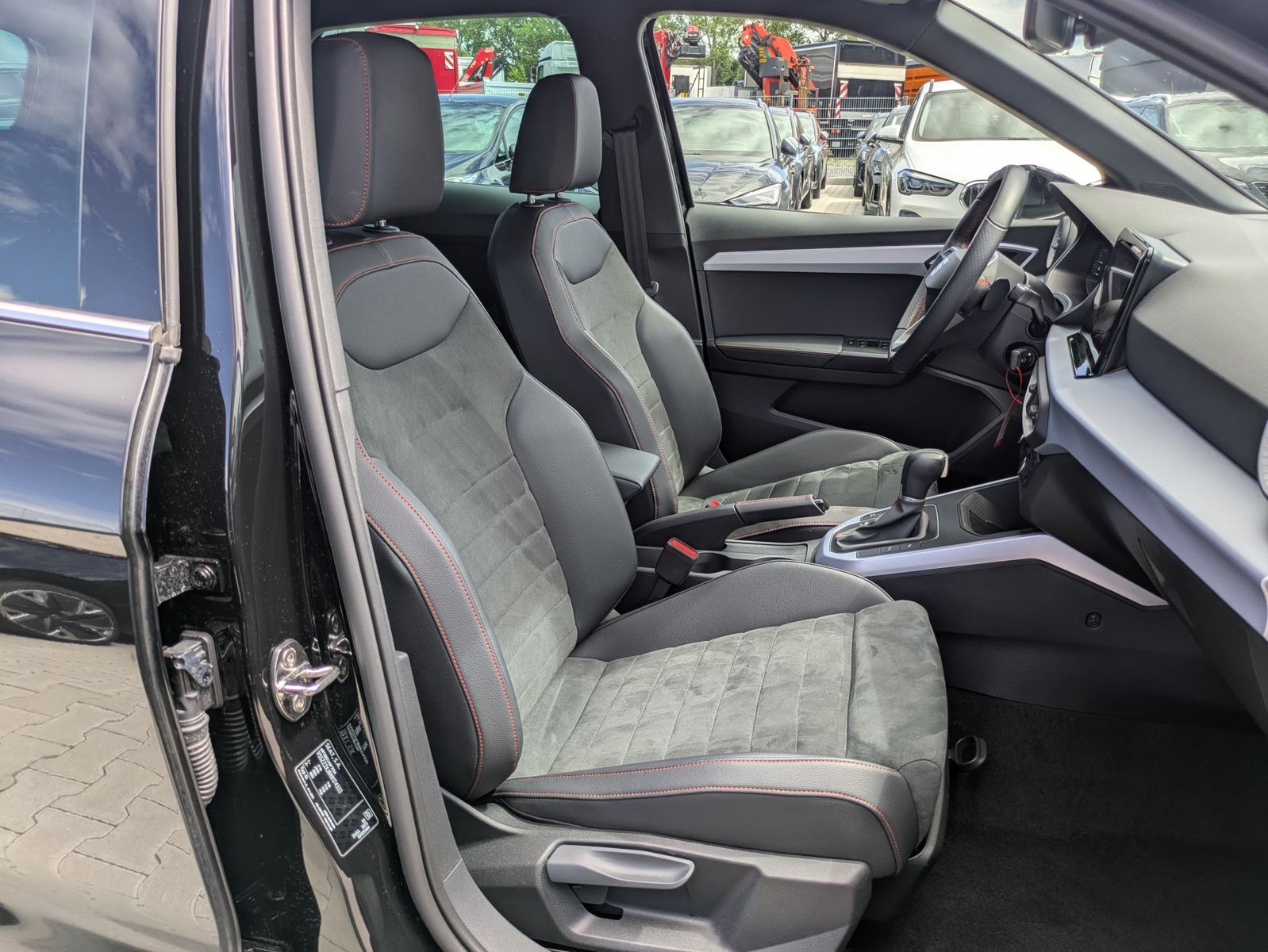 Fahrzeugabbildung SEAT Arona 1.0 TSI FR DSG AHK*ACC*LED*APP*DAB*KAMERA