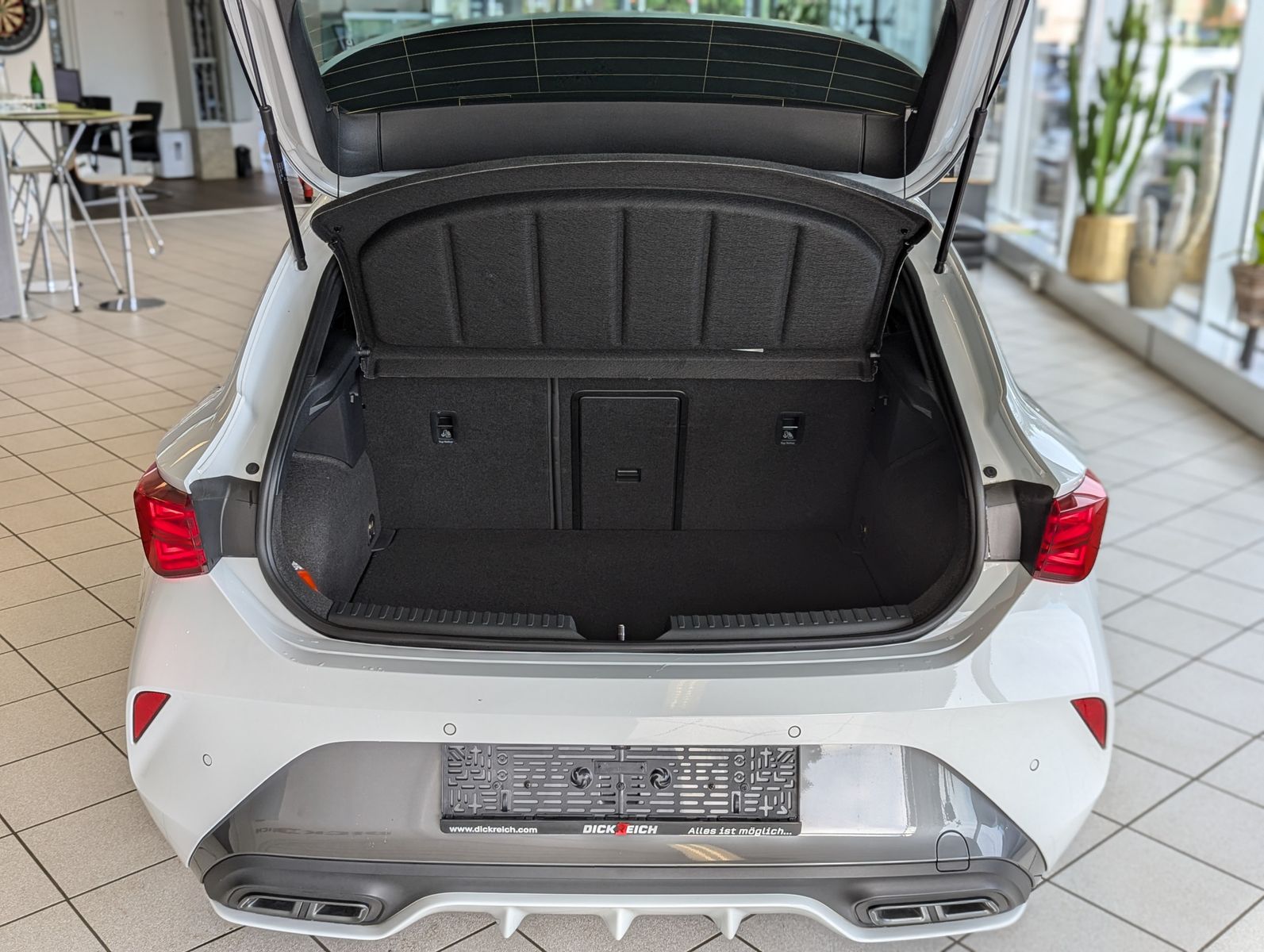 CUPRA Leon 1.5 eTSI Intelligent-Dynamic-Edge-Paket - Image 16