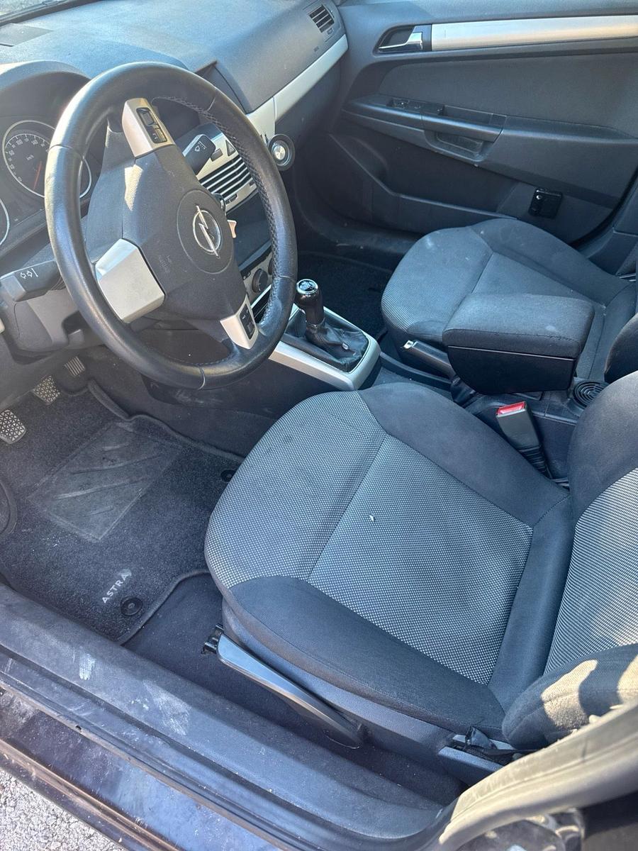 Opel Astra 2009 — photo 9