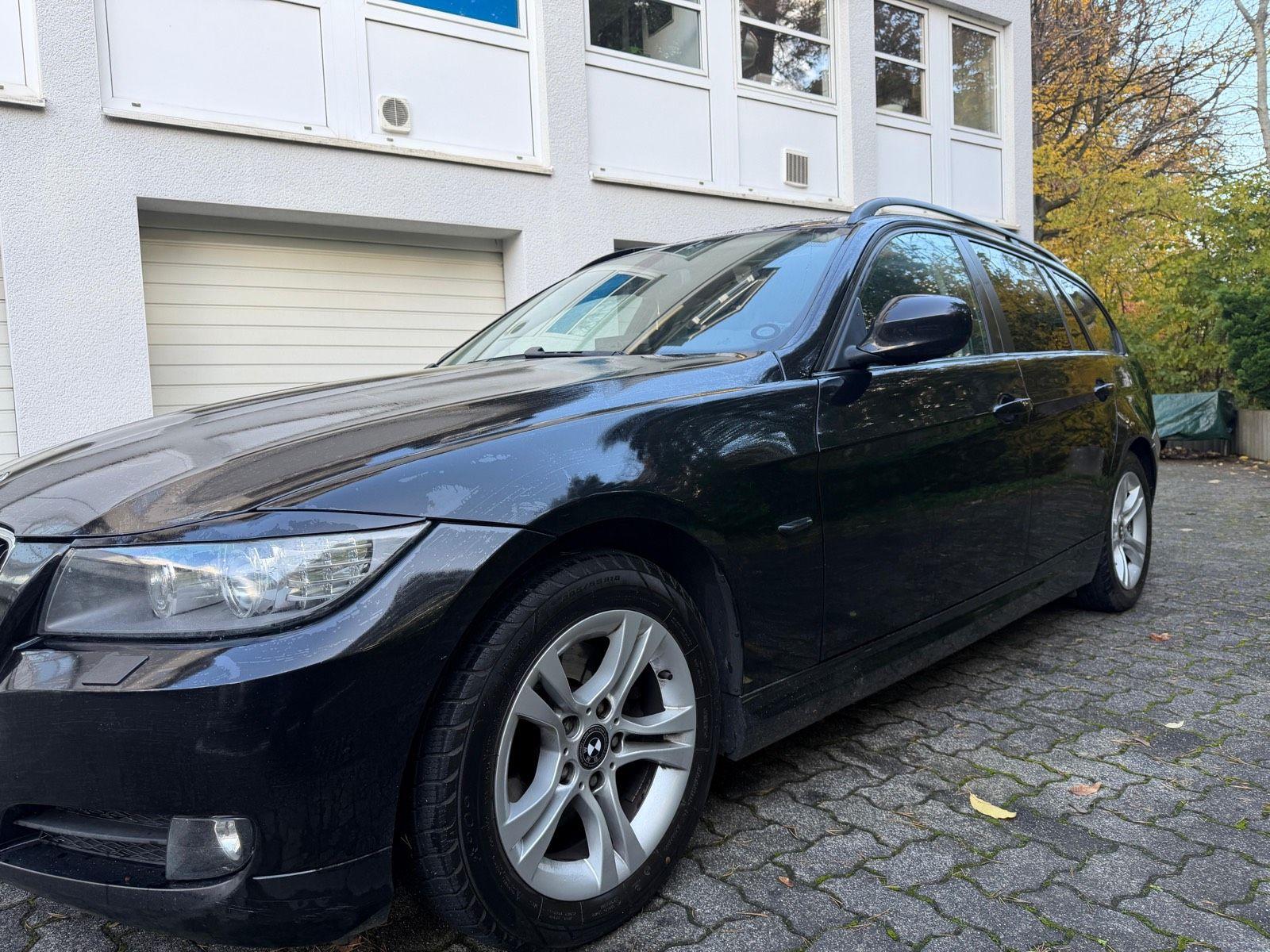 BMW 320 2009 — interior