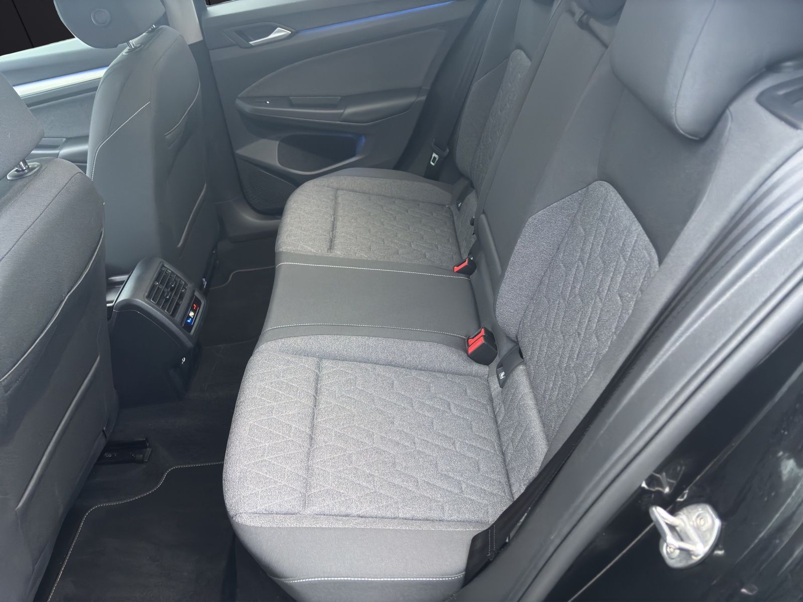 Fahrzeugabbildung Volkswagen Golf VIII TSI Move Climatronic AID PDC SH LM