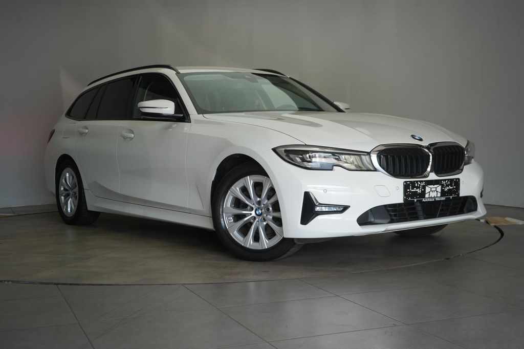 BMW 318 — hlavná fotografia