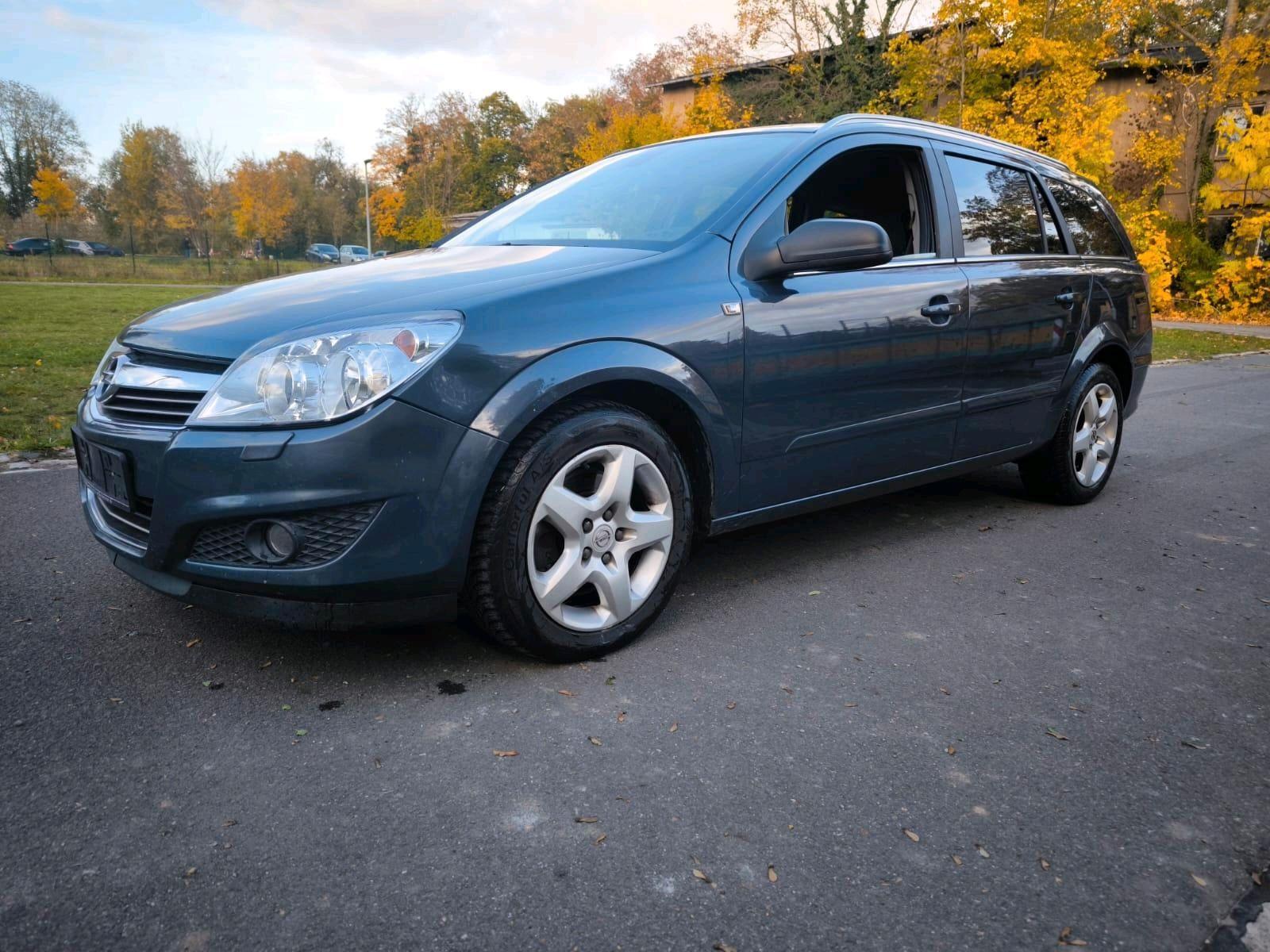 Opel Astra 2007 — rear view