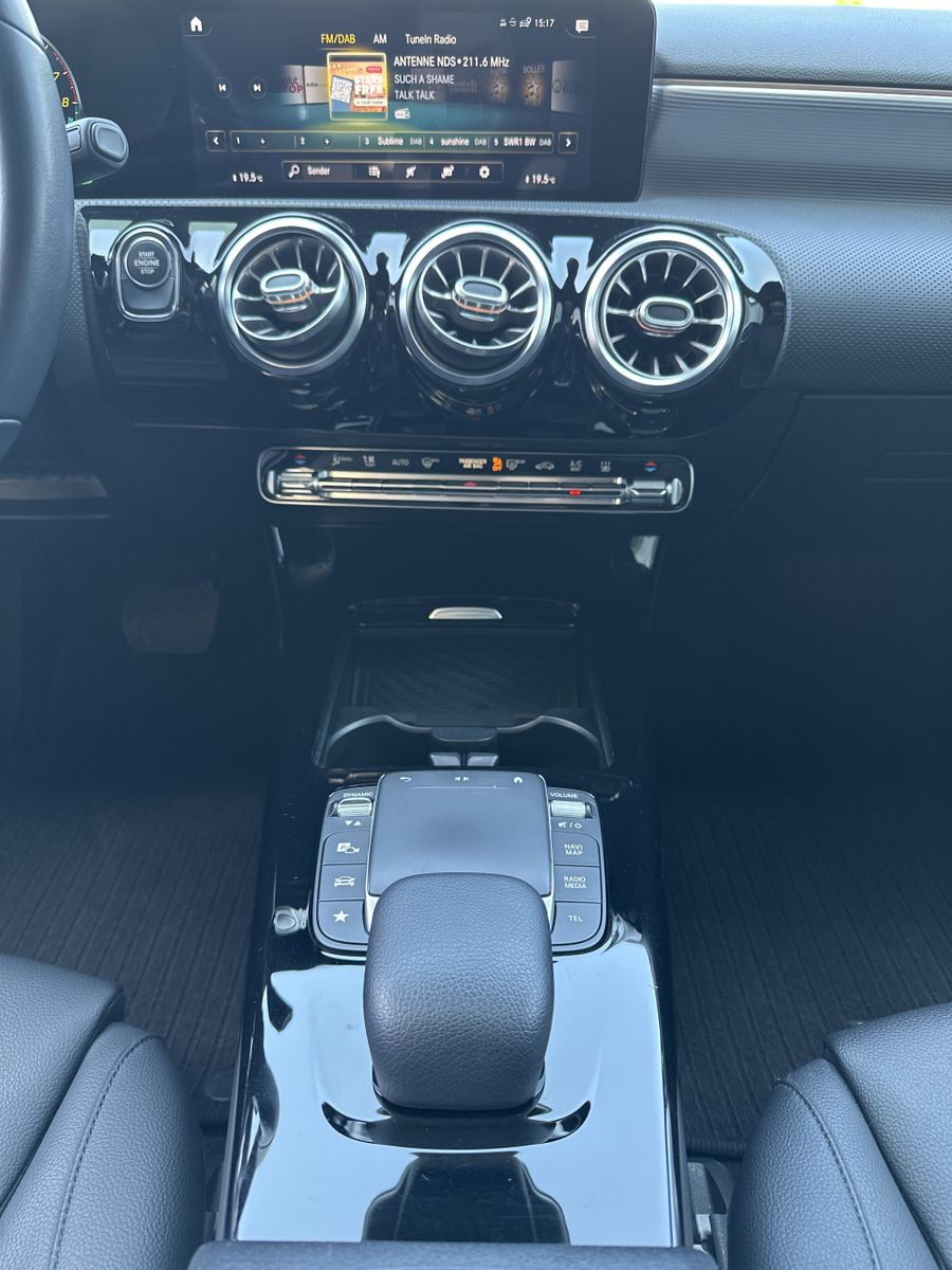 Fahrzeugabbildung Mercedes-Benz A 250e Progressive NAV+LED+PANO+360°+WIDESCREEN