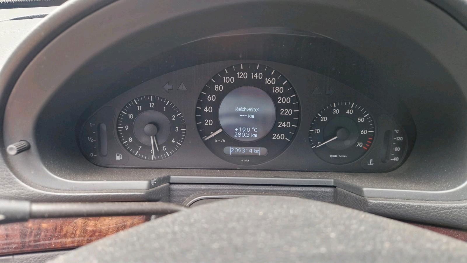 Mercedes-Benz E200 2005 — photo 12