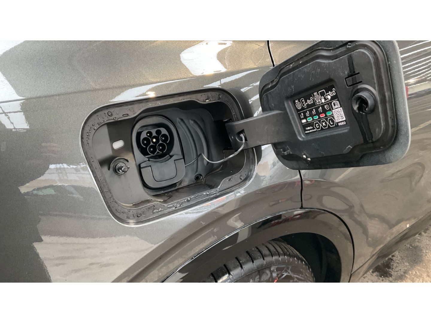 Fahrzeugabbildung Ford Capri 210 kW RWD Premium Tempomat Kamera Navi