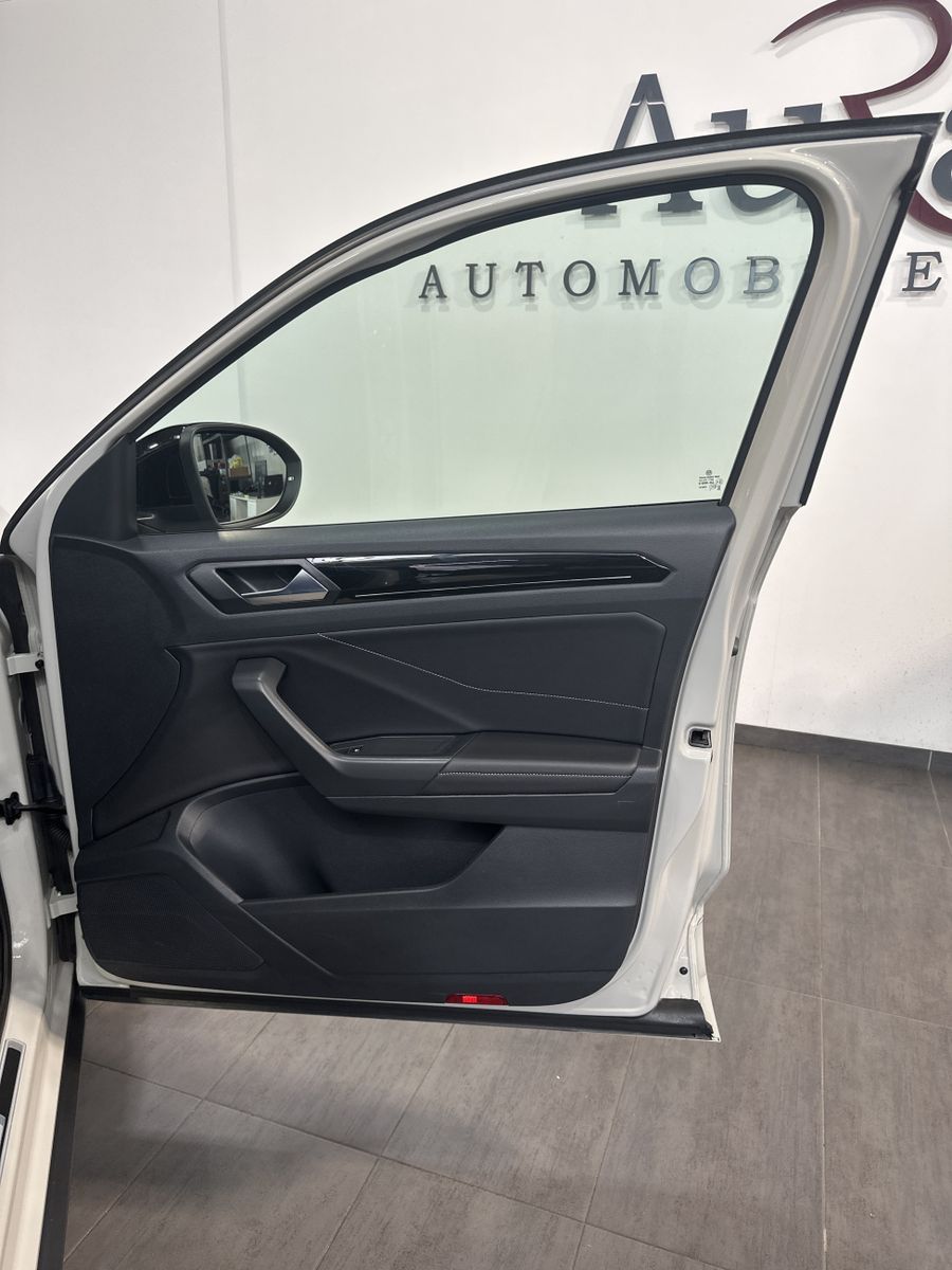 Fahrzeugabbildung Volkswagen T-Roc 2.0 TDI DSG R-Line NAV+MATRIX+PANO+ACC+SHZ