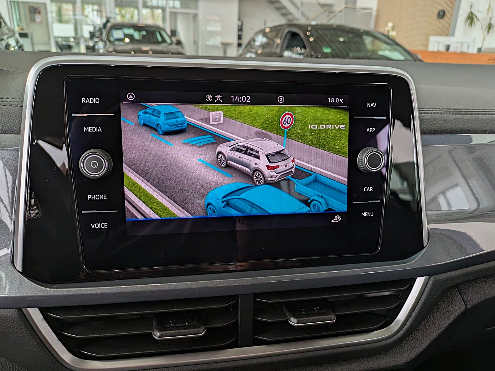 Fahrzeugabbildung Volkswagen T-Roc 2.0 TDI STYLE NAVI SHZ ACC LED CAM AHK