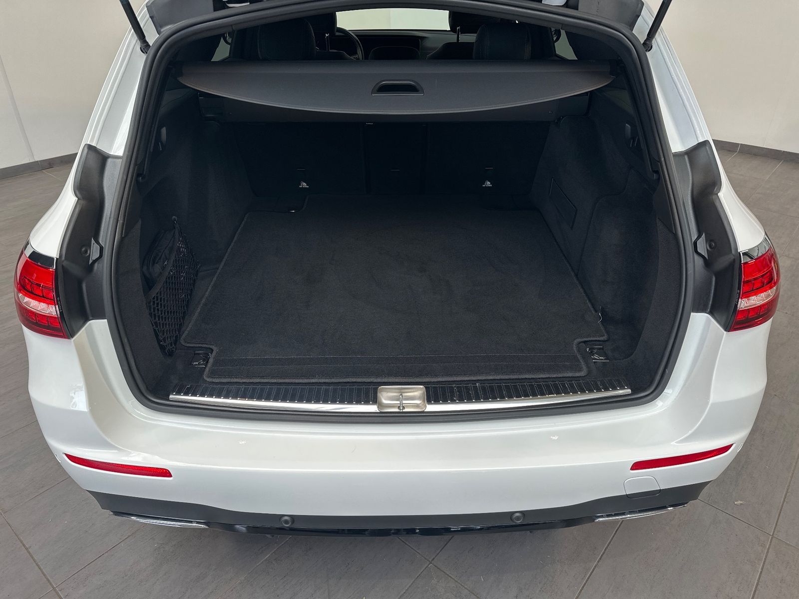 Fahrzeugabbildung Mercedes-Benz E 220 d T AMG Line NAV+LED+AHK+KAMERA+20ZO