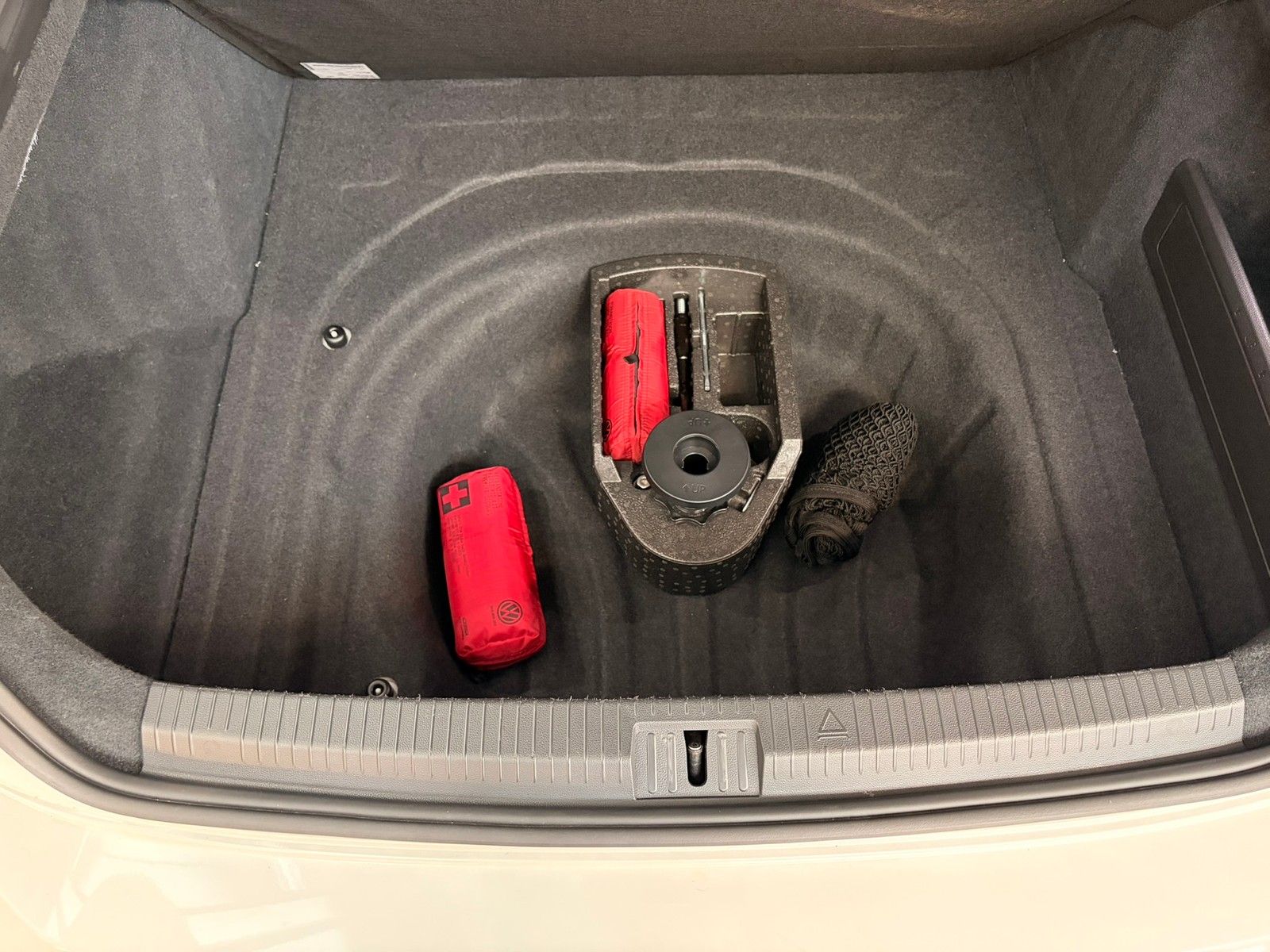 Fahrzeugabbildung Volkswagen Arteon SB R-Line 2.0 TSI DSG 4M +ACC +IQ.Light - mit KI generiert/bearbeitet