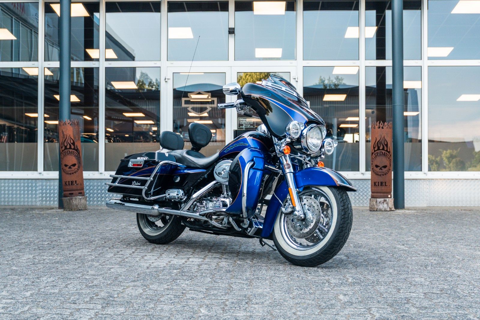 Fahrzeugabbildung Harley-Davidson FLHTCSE CVO Screamin Eagle E-Glide - Twin Cam