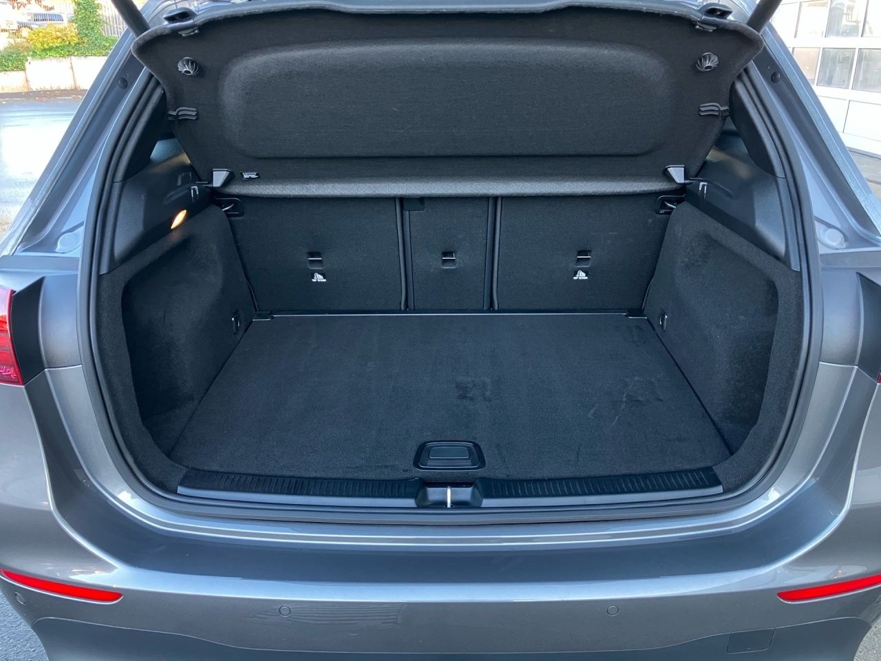 Fahrzeugabbildung Mercedes-Benz B 180 NIGHT+AHK+MULTIBEAM+LENKRADHEIZ+KAMERA+