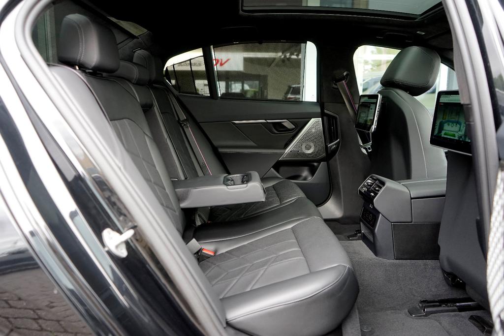 BMW 540xd M Sport ProCarbon3xTVBWHUDDistrPano 2025