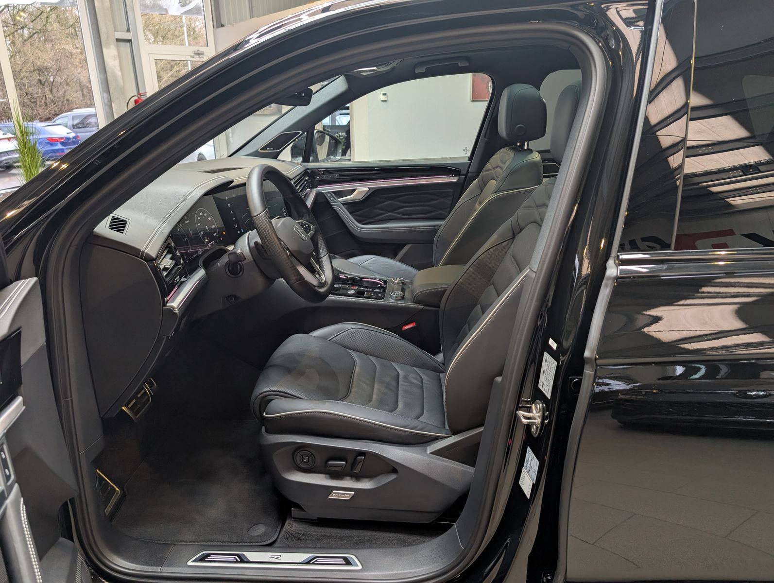 Fahrzeugabbildung Volkswagen Touareg 3.0TDI 4M R-Line VOLL Black 22" UPE 114T