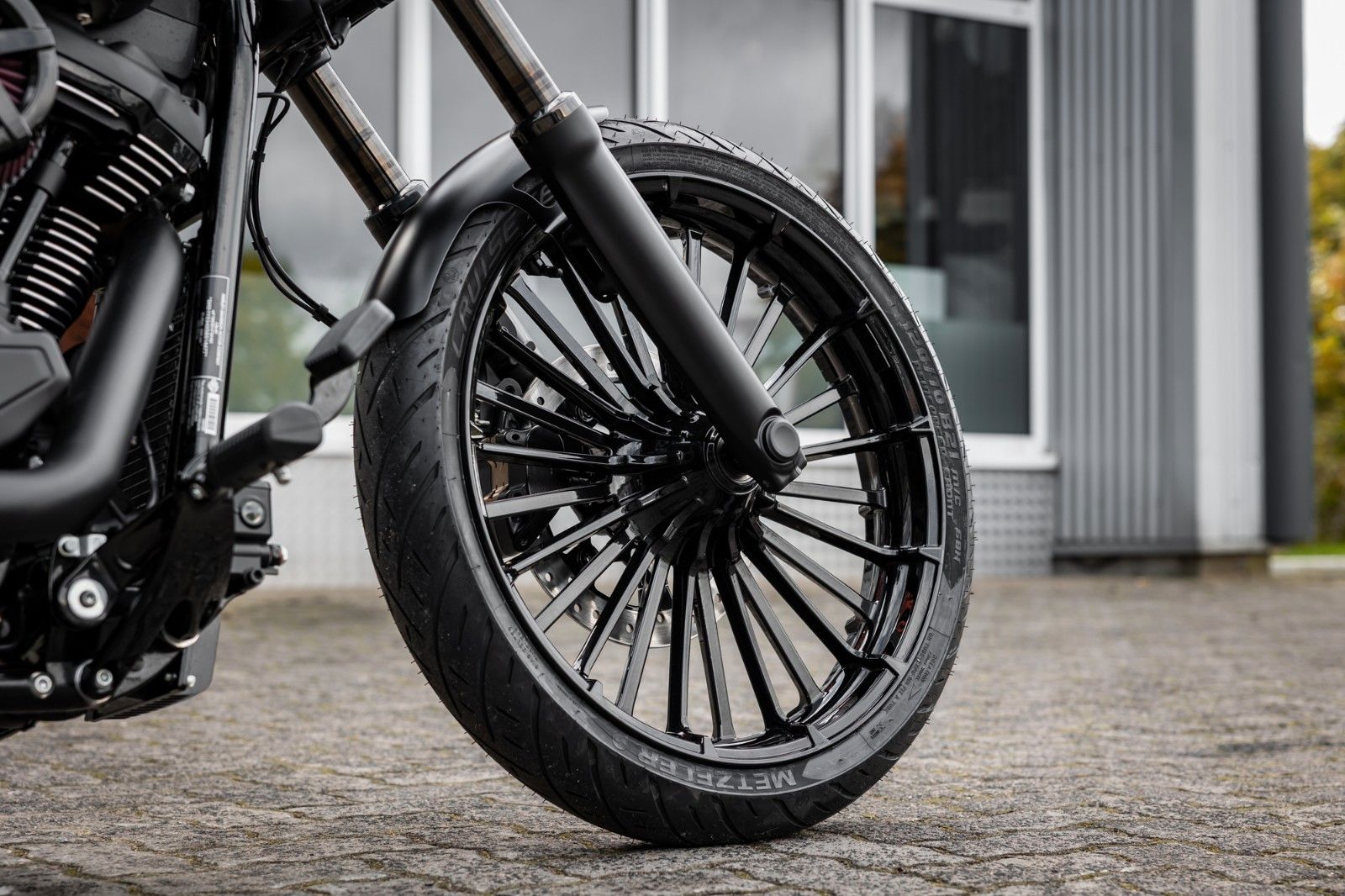 Fahrzeugabbildung Harley-Davidson Breakout DARKSIDE FXBR 117 MY25 -H-D Kiel Custom