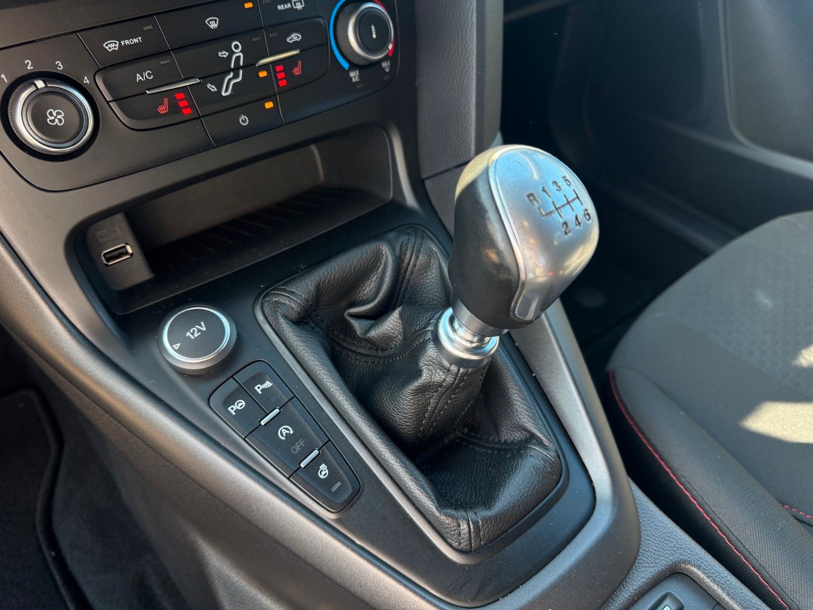 Fahrzeugabbildung Ford Focus Lim. ST-Line Kamera Tempomat Sitzheizung