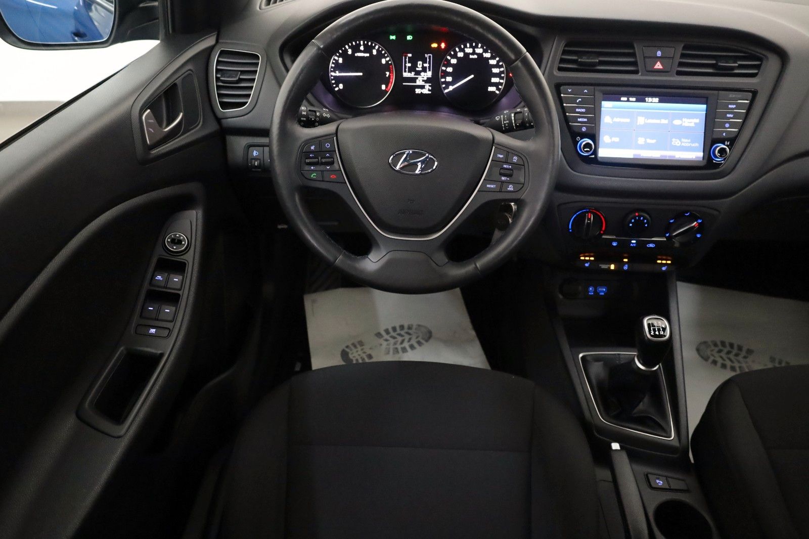 Fahrzeugabbildung Hyundai i20 Passion + Navi,SH,PDC,SR+WR