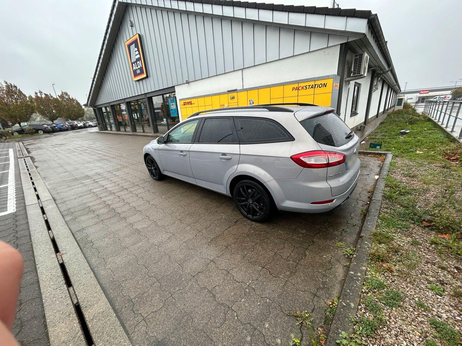 Ford Mondeo 2011 — rear view