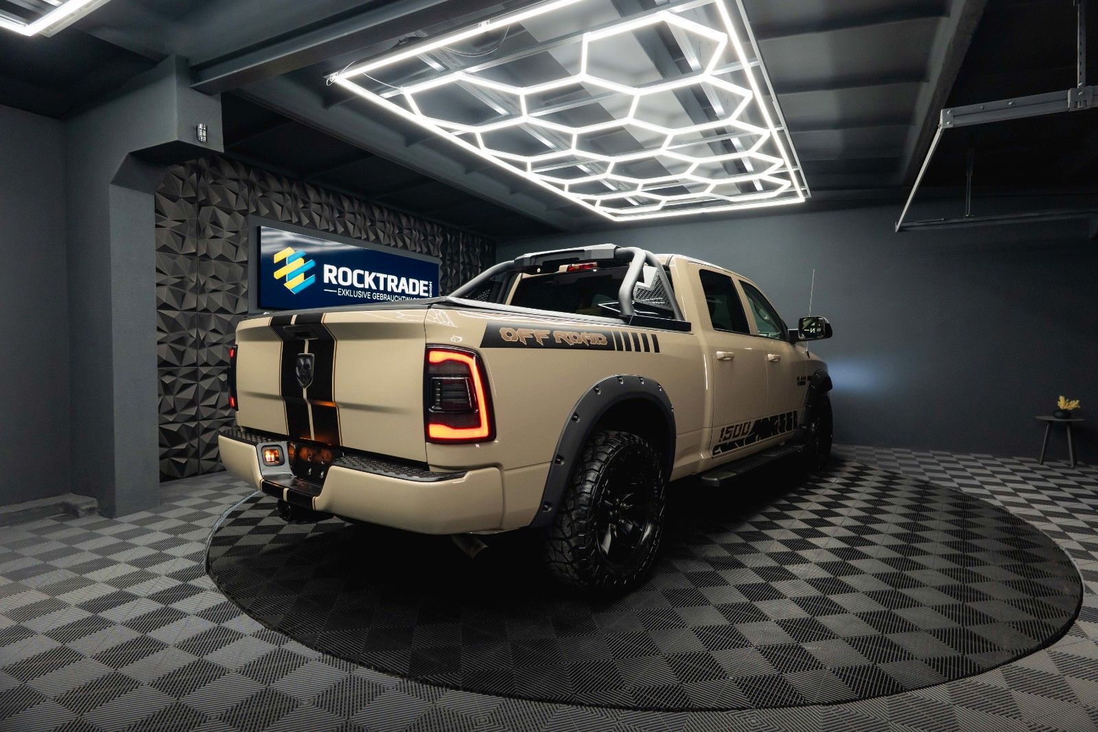 Fahrzeugabbildung Dodge RAM 5.7 V8 HEMI 4x4 Offroad Night LONGBED *LPG*