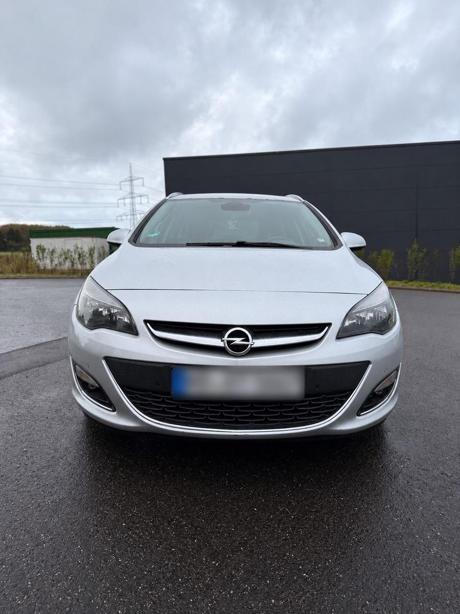 Opel Astra 2015 — вигляд ззаду