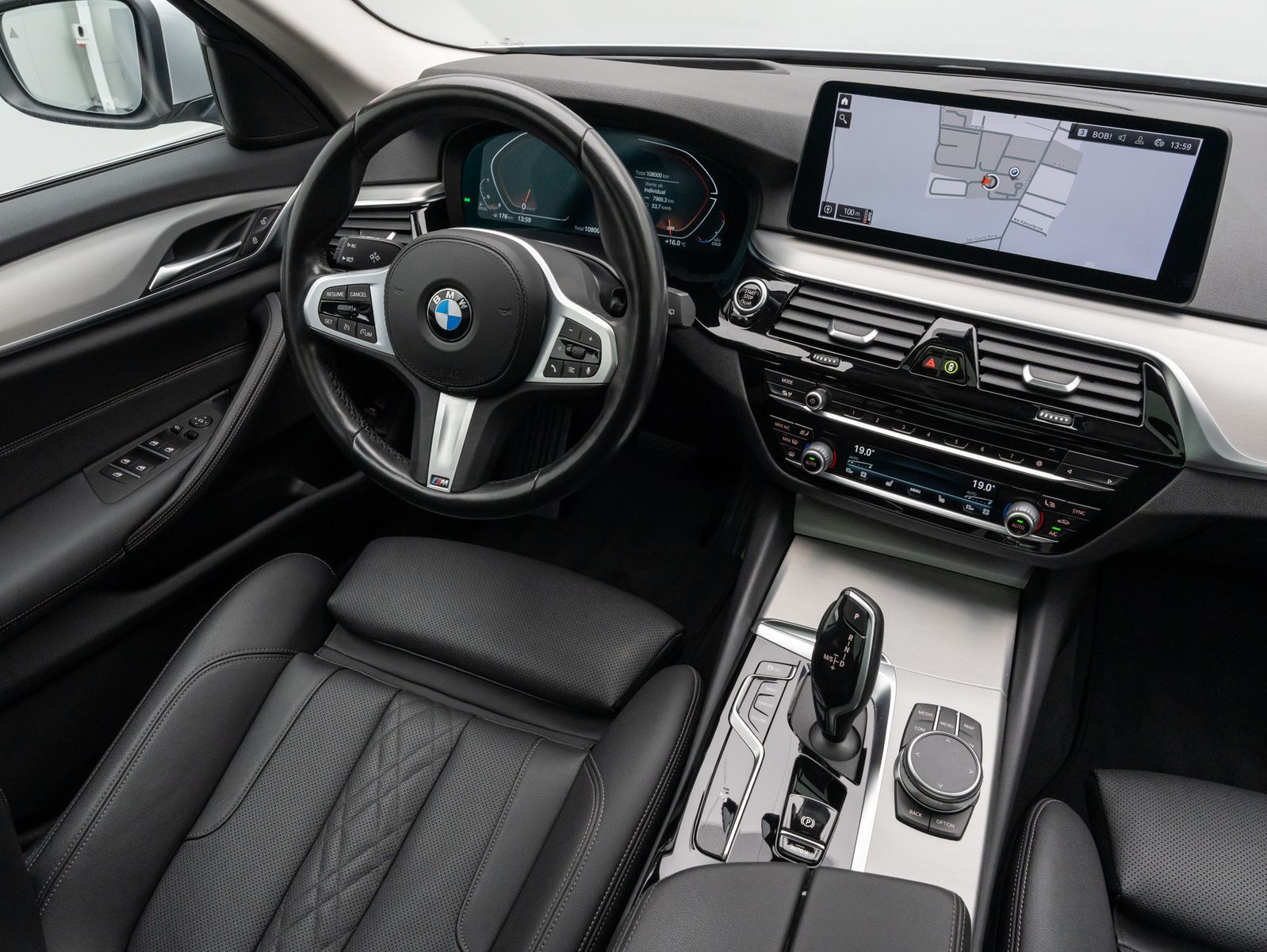 Fahrzeugabbildung BMW 530d Kamera DAB HiFi Panorama HUD Sport 19Zoll