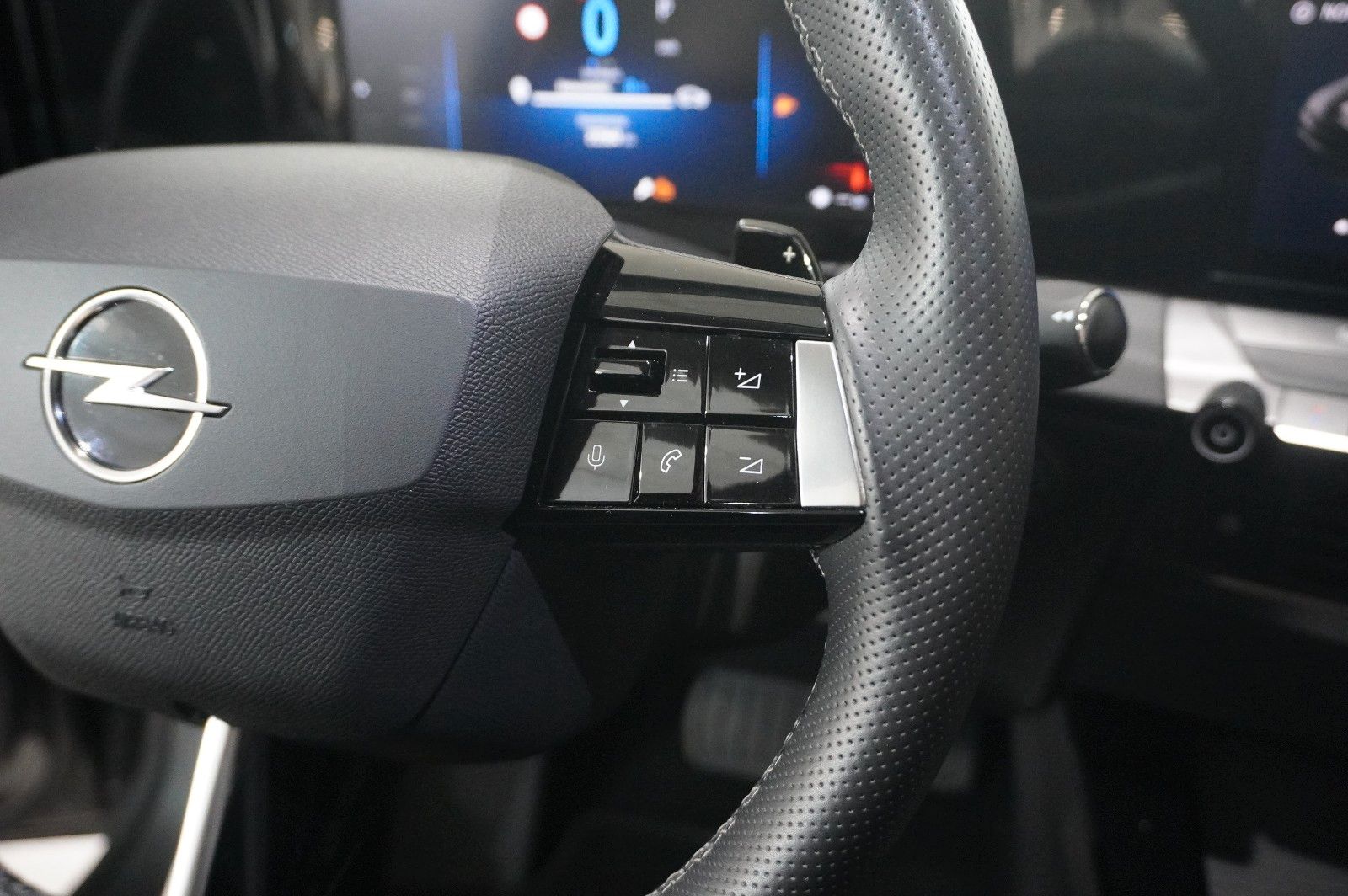 Fahrzeugabbildung Opel Astra L Lim. 1.6 HYBRID BUSINESS NAVI/LED/KAMERA