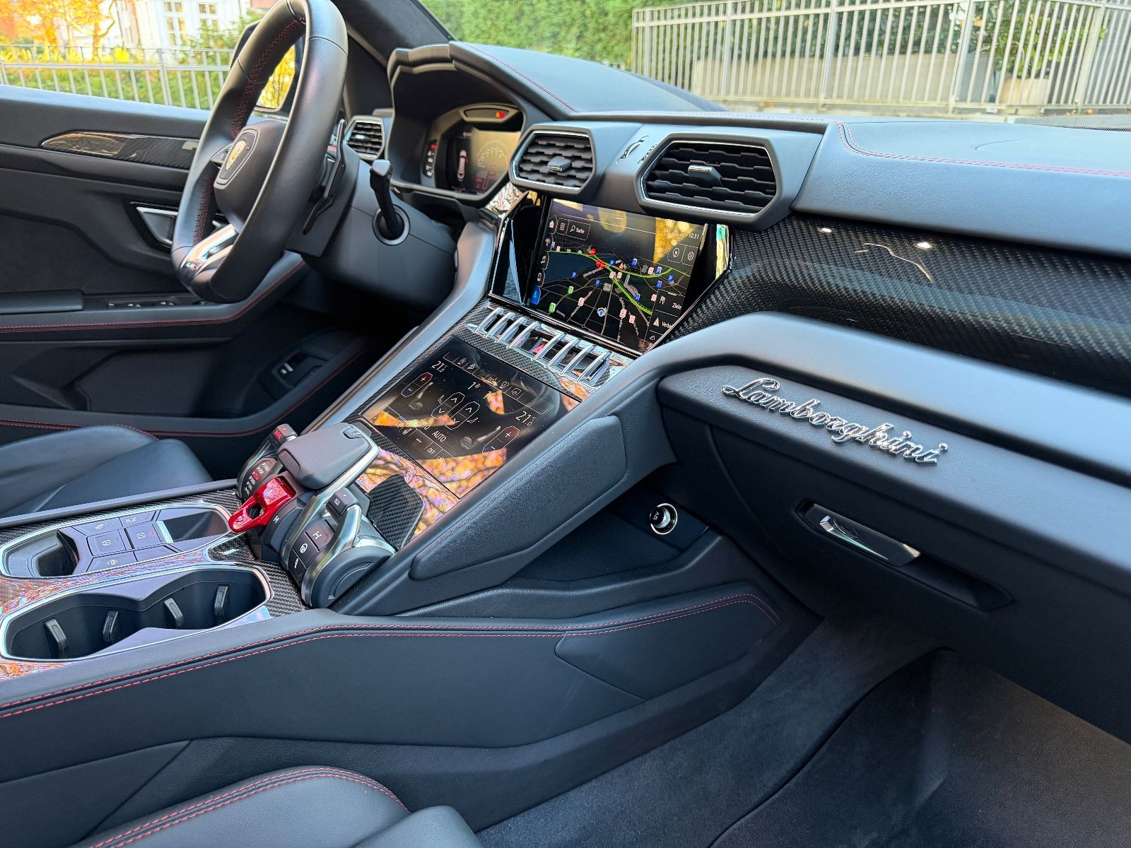 Fahrzeugabbildung Lamborghini Urus 4.0 AKRAPOVIČ*CARBON*PANO*HEADUP*B&O*MEMO*